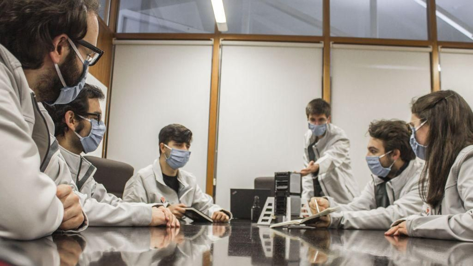 Los integrantes del equipo del campus de Vigo (Elena Puga, Manuel Vale, Alejandro Camanzo, Manuel Diz, Lucía Amaro, Pablo Chedas, Isaac Salgueiro, Pedro Carro y Fernando de Peroy), en una reunión de trabajo.