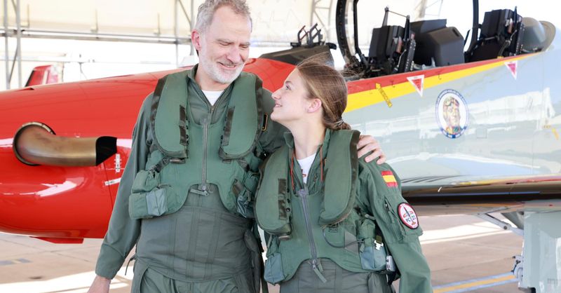 Felipe VI y la princesa Leonor protagonizan su primer vuelo juntos en Murcia a bordo de dos Pilatus PC-21