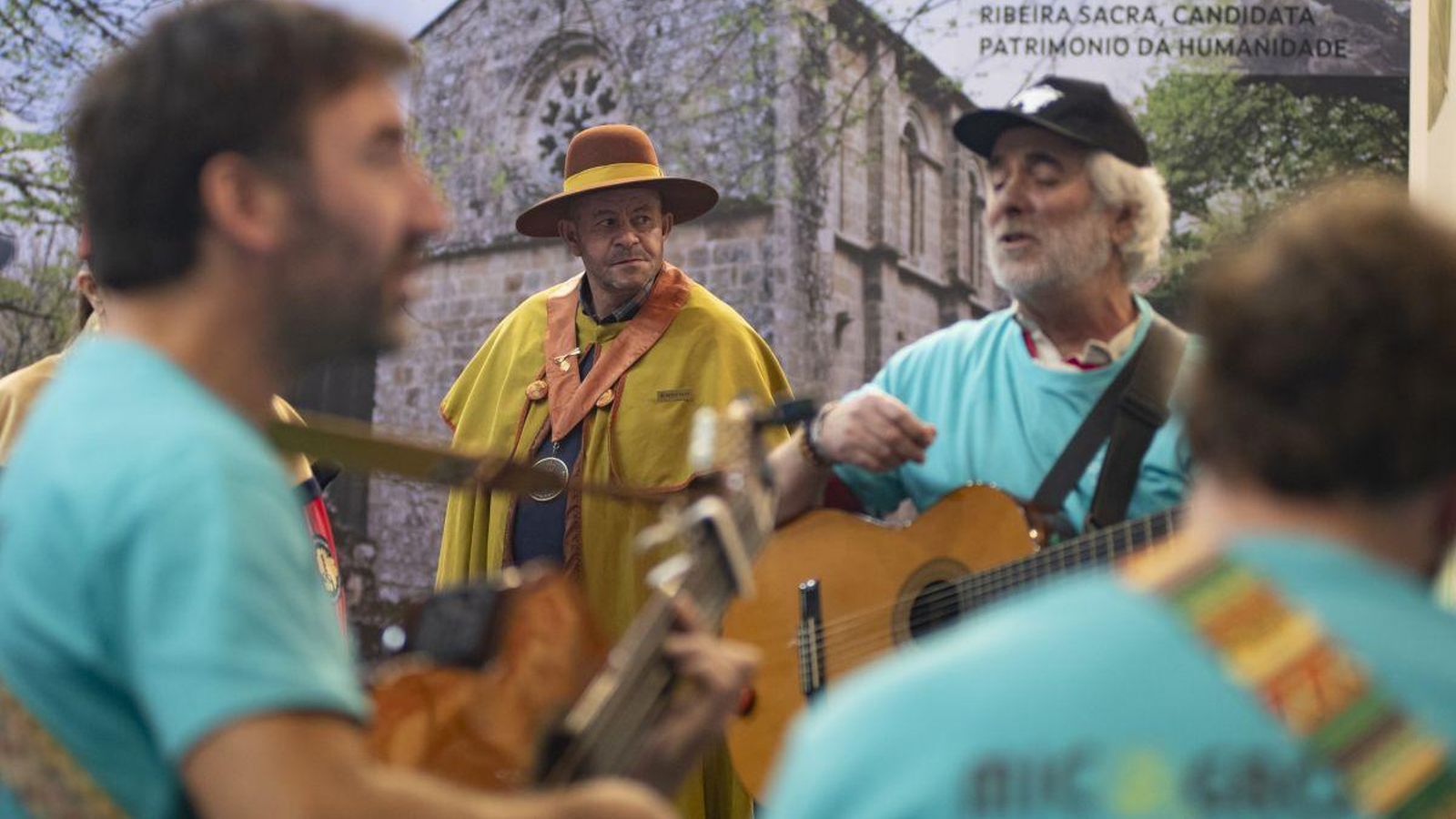 Momento para la música, como todos los días en el salón ourensano.