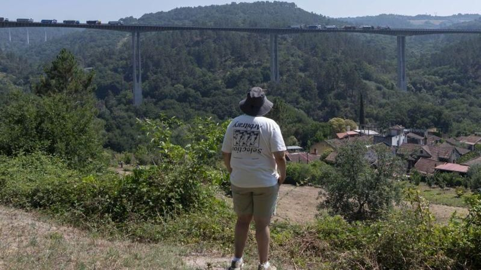 Una persona observa las pruebas de carga sobre el viaducto.