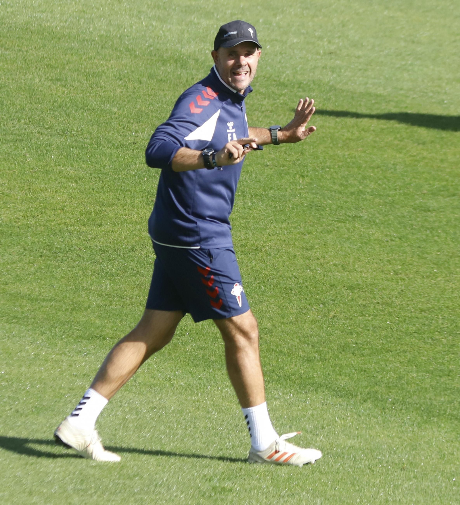 Fredi Álvarez, entrenador del Celta B, da instrucciones en un entrenamiento en la ciudad deportiva de Mos.