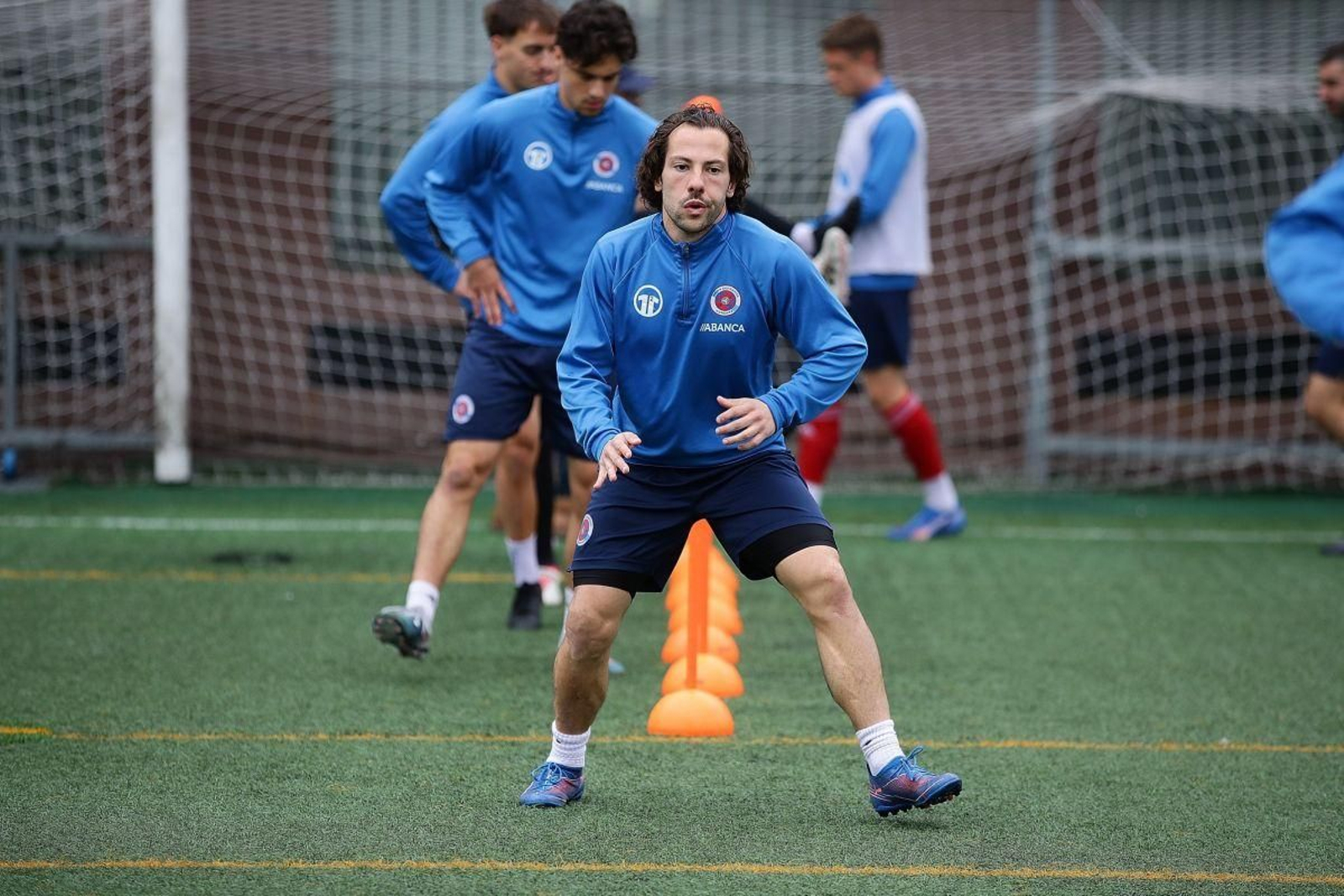 Varo, defensa de la UD Ourense, ejercitándose en el Miguel Ángel-Os Remedios.