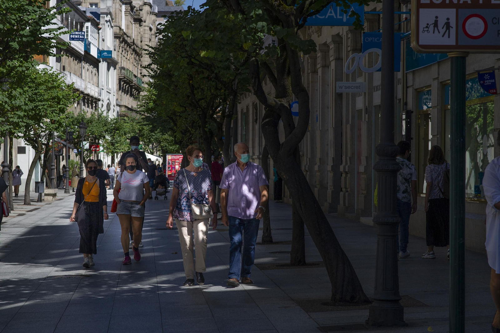 Viandantes en la céntrica calle del Paseo, durante la mañana de ayer. (FOTO: Martiño Pinal)