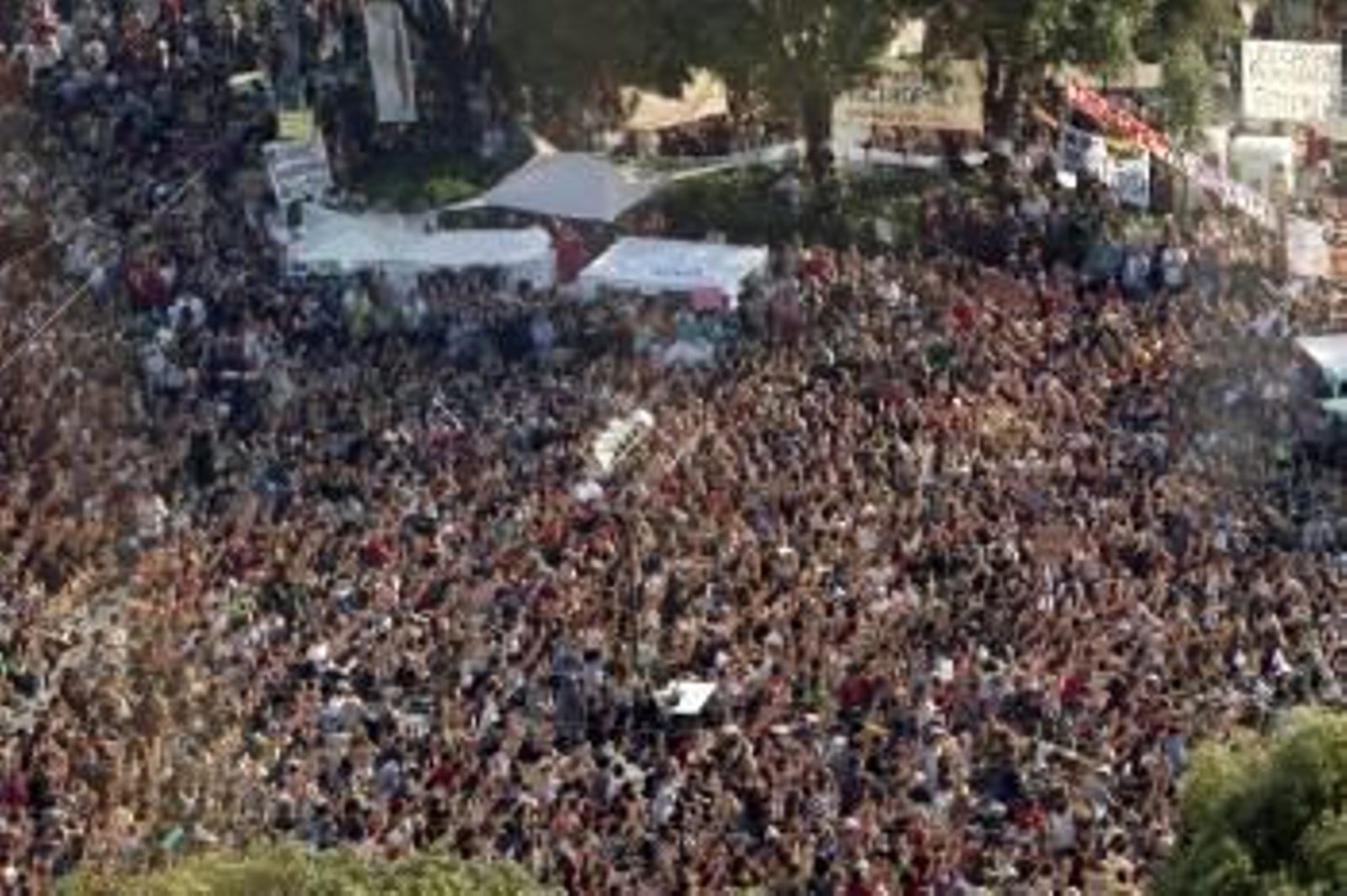 La Plaza de Cataluña en Barcelona, ayer, completamente abarrotada. (Foto: T. Garriga)