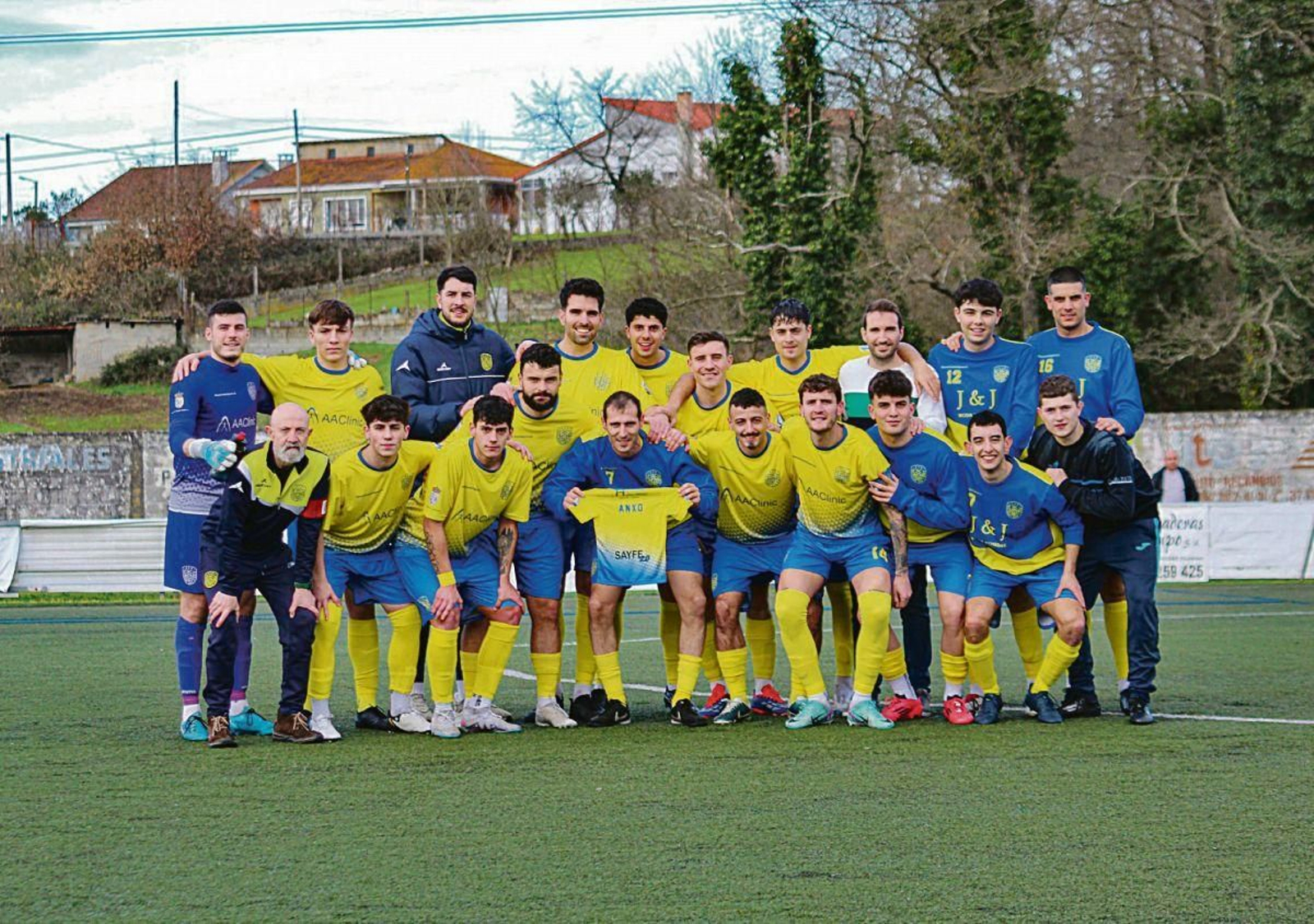 Choupas, en el centro, sujeta la camiseta que le obsequiaron con el nombre de su hijo Anxo.