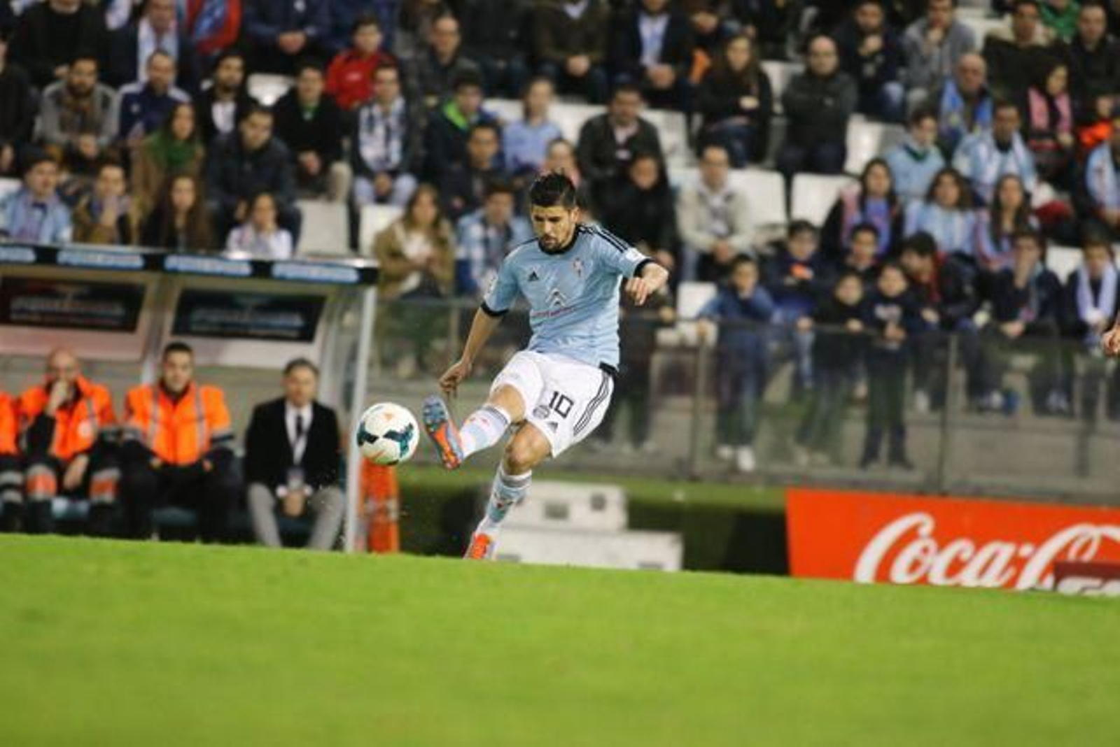 Nolito, que vio su quinta amarilla y no podrá jugar en Elche, golpea el balón durante el partido del sábado. // jv landín