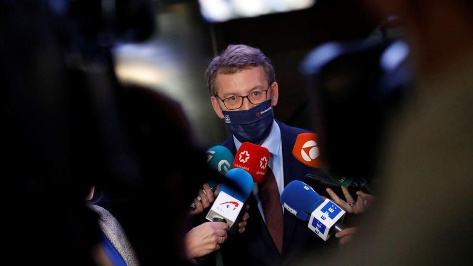 Núñez Feijóo, atendiendo a los medios de comunicación.