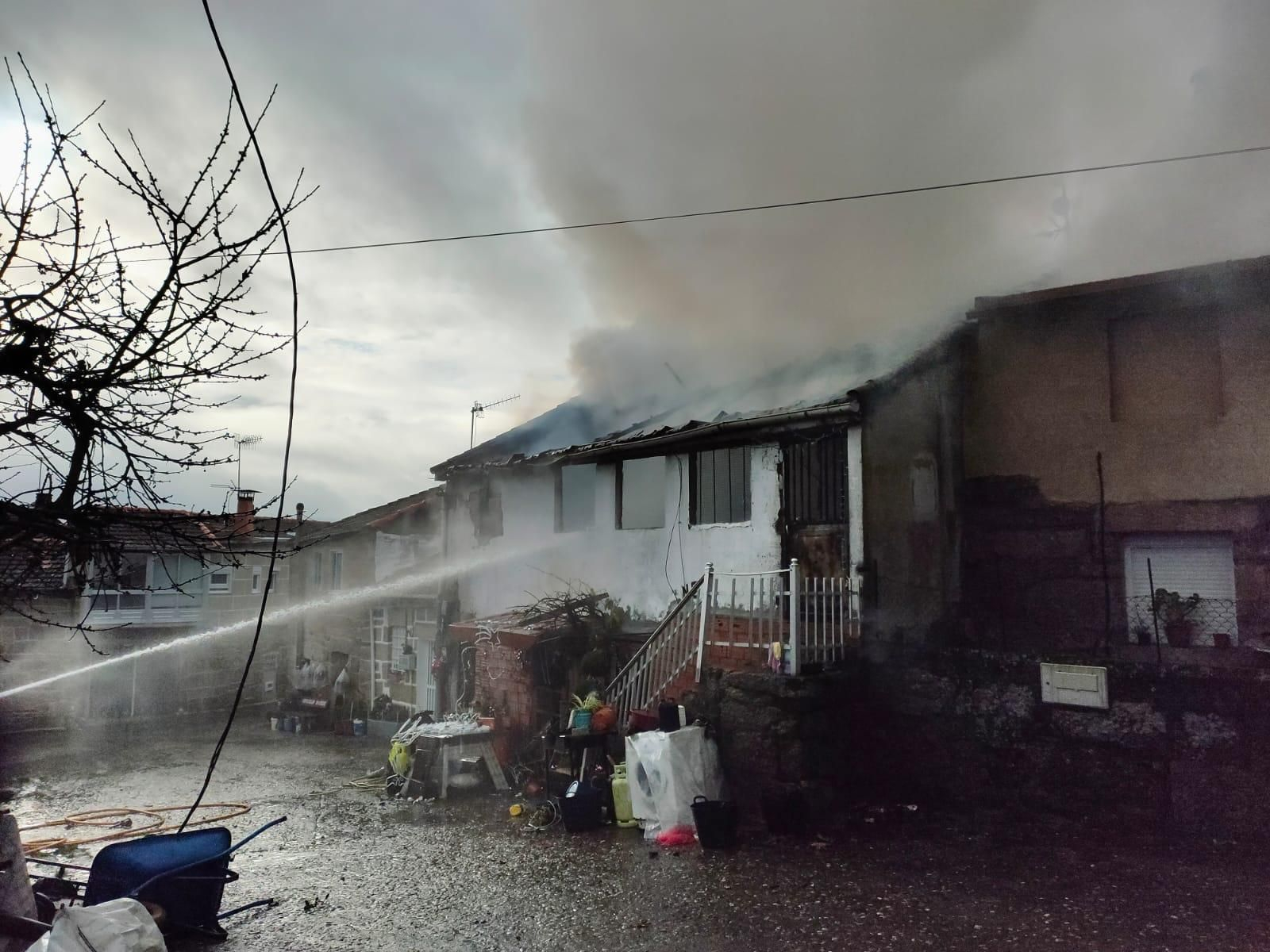 Trabajos para apagar un incendio en Dacón.