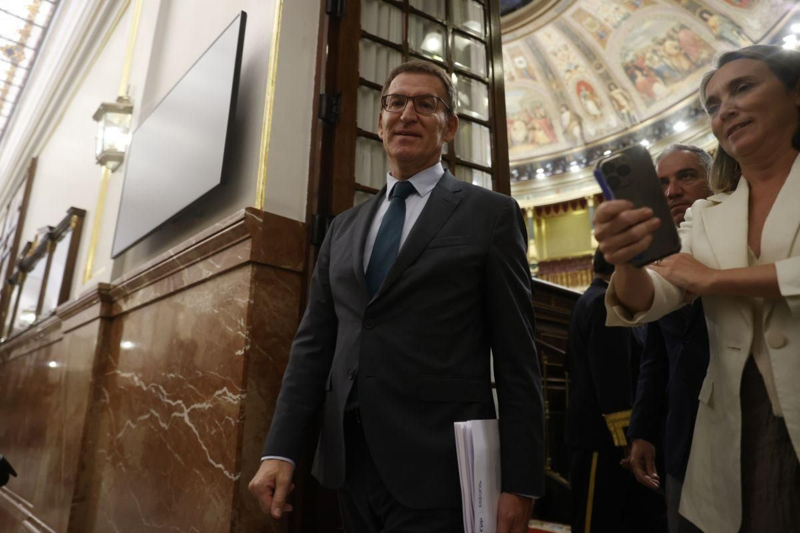 Alberto Núñez Feijóo, con Cuca Gamarra, ayer en el Congreso.