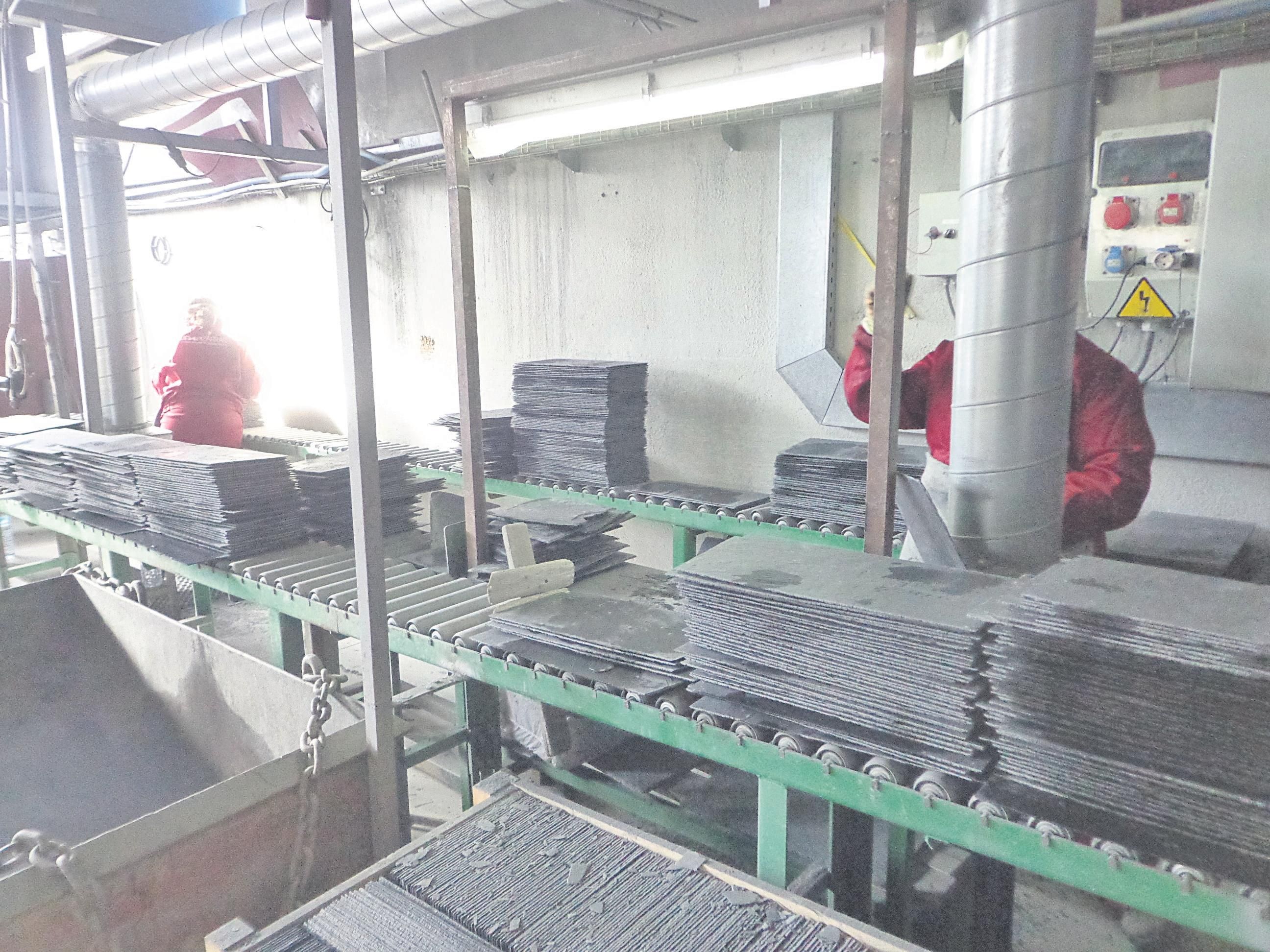 El trabajo del sector de la pizarra recupera habitantes para O Barco. (J.C.)
