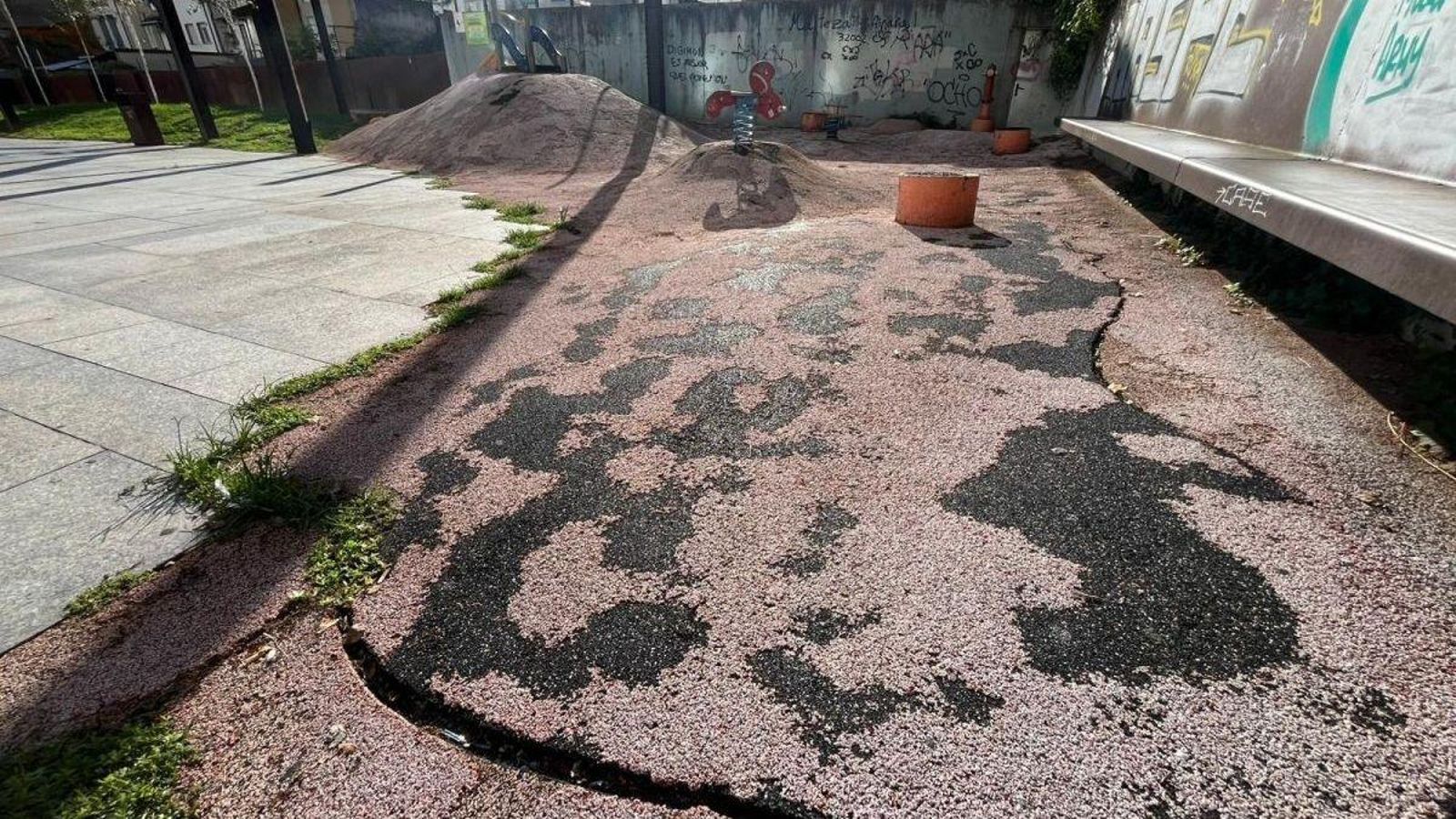 Parque infantil en las traseras de la rúa Xulio Prieto Nespereira