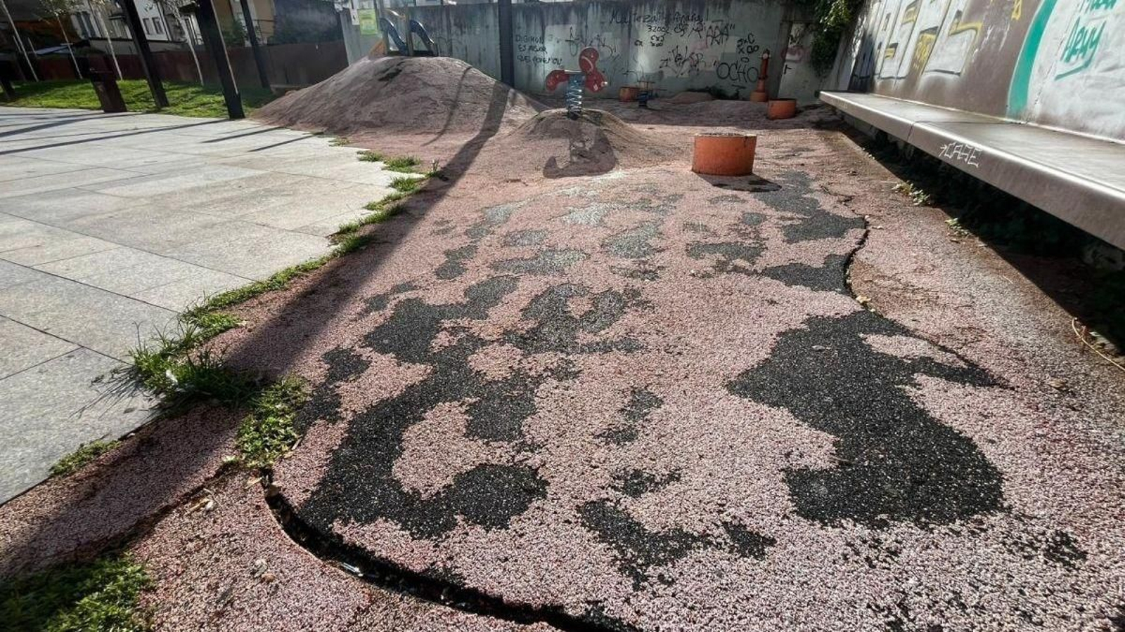 Parque infantil en las traseras de la rúa Xulio Prieto Nespereira