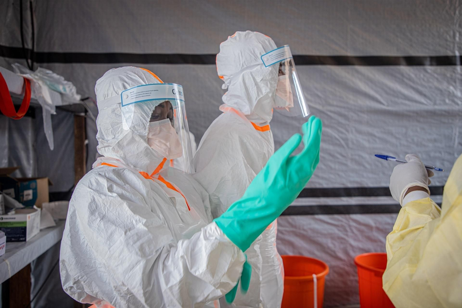 Sanitarios en el Congo, con equipos de protección frente al ébola