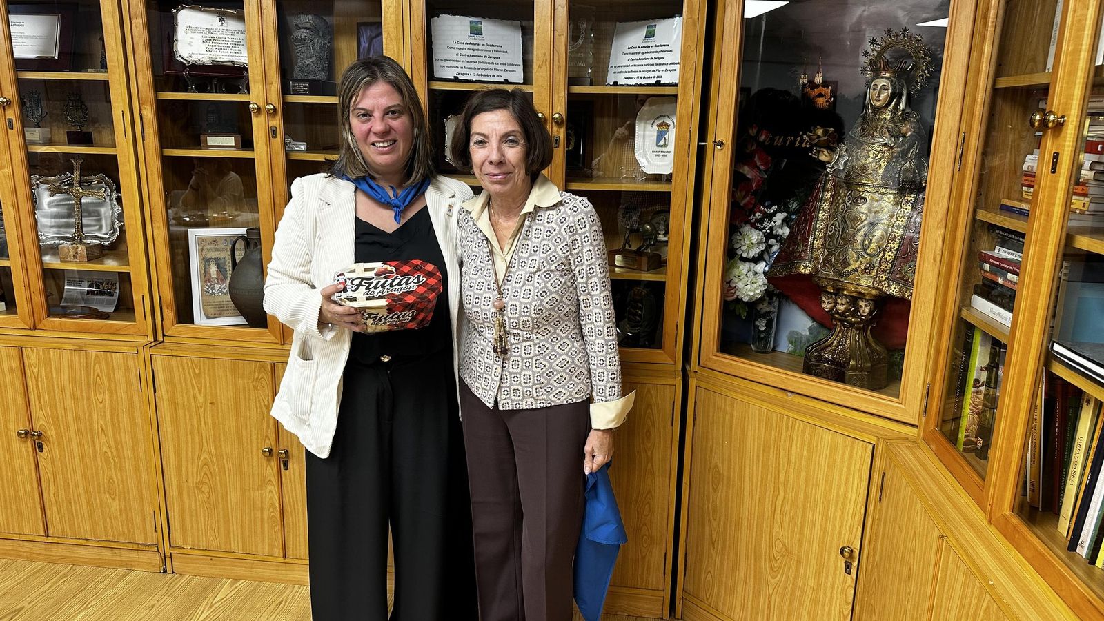 Gimenza Llamedo con la presidenta del Centro