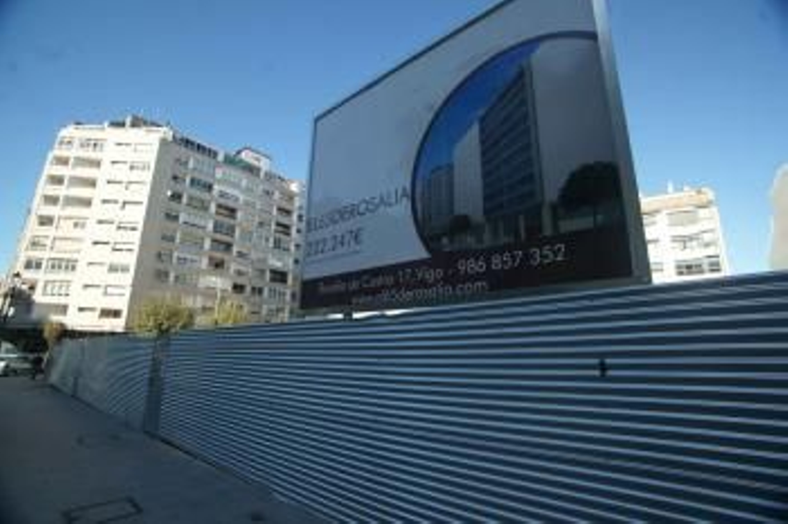 La parcela donde se pondrá en marcha la promoción vía cooperativa ya tiene un cartel anunciándolo.