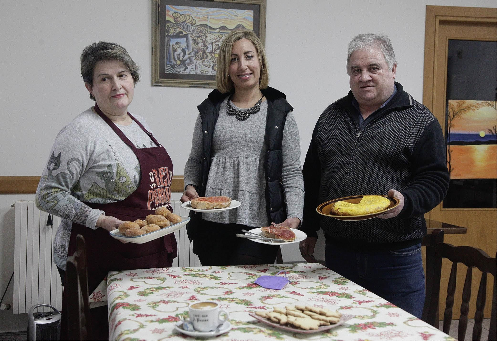 Carmen, Álex y Rafael en el Bar A Pousa, Xunqueira, con algunos de sus platos. (FOTO: MIGUEL ÁNGEL)