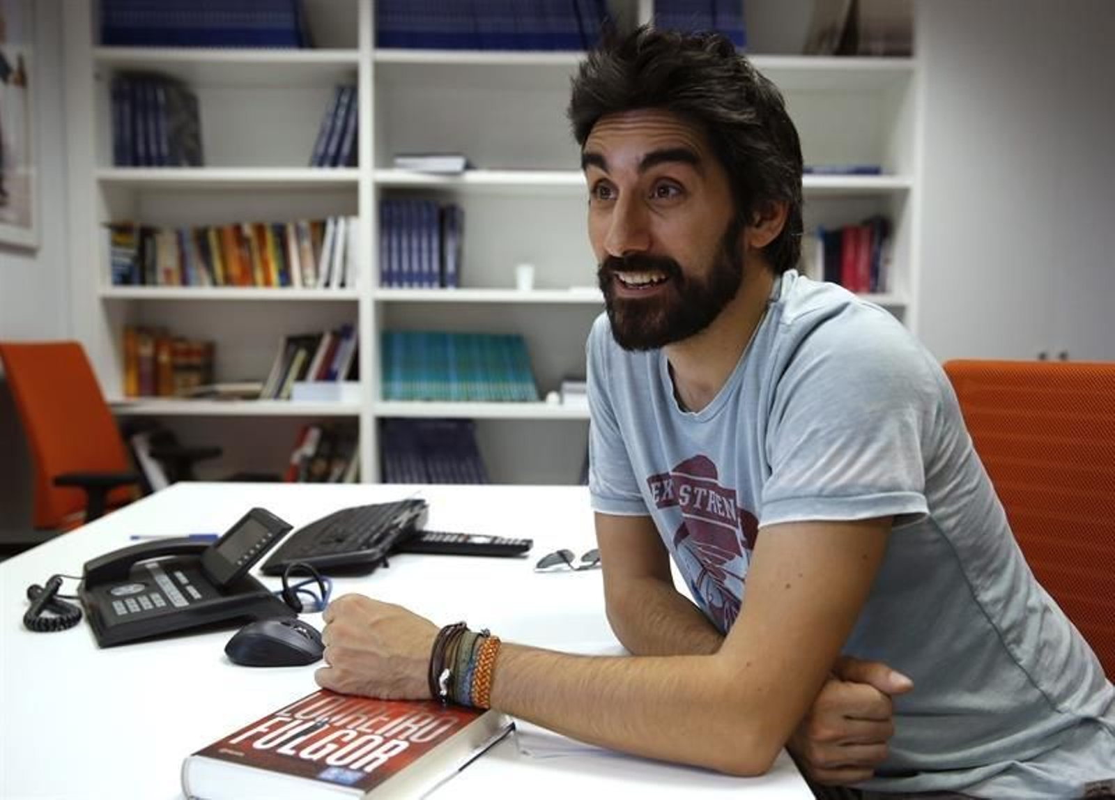 El escritor gallego Manel Loureiro, durante la entrevista.