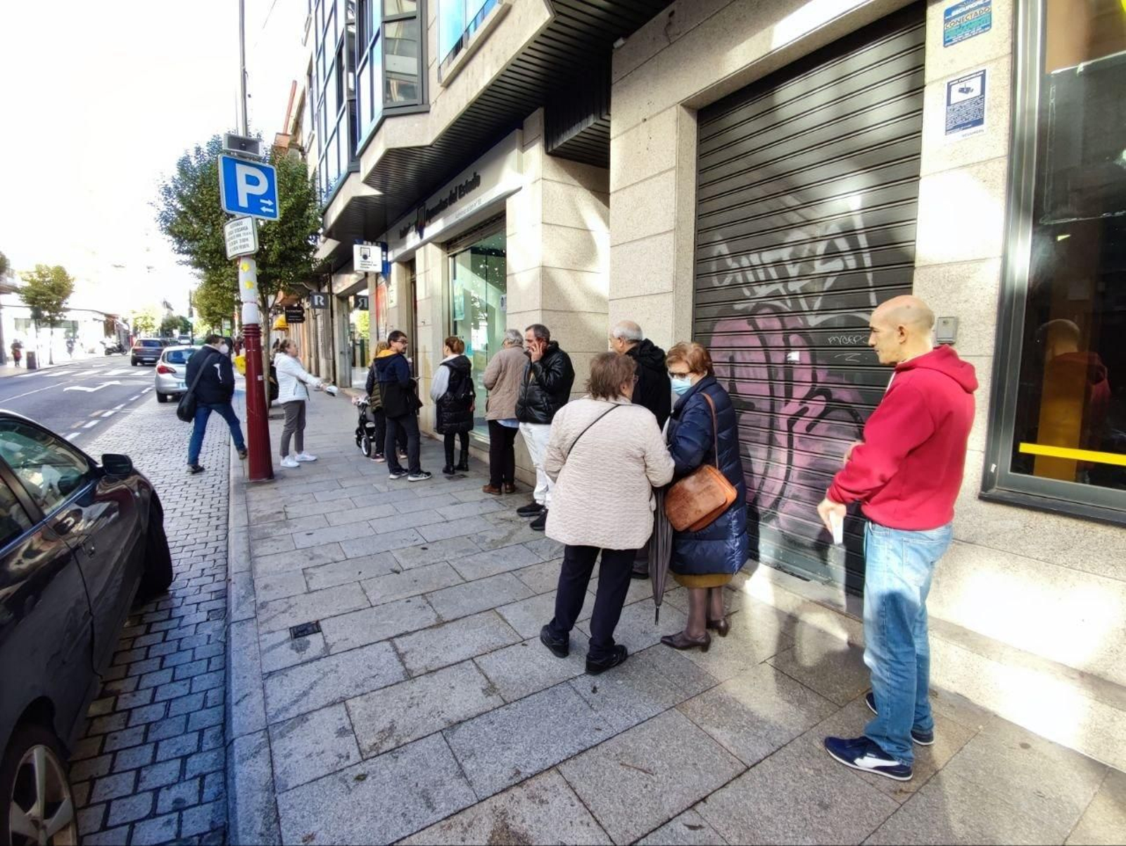 Colas en una administración de Vigo para comprar Lotería de Navidad. // Vicente Alonso