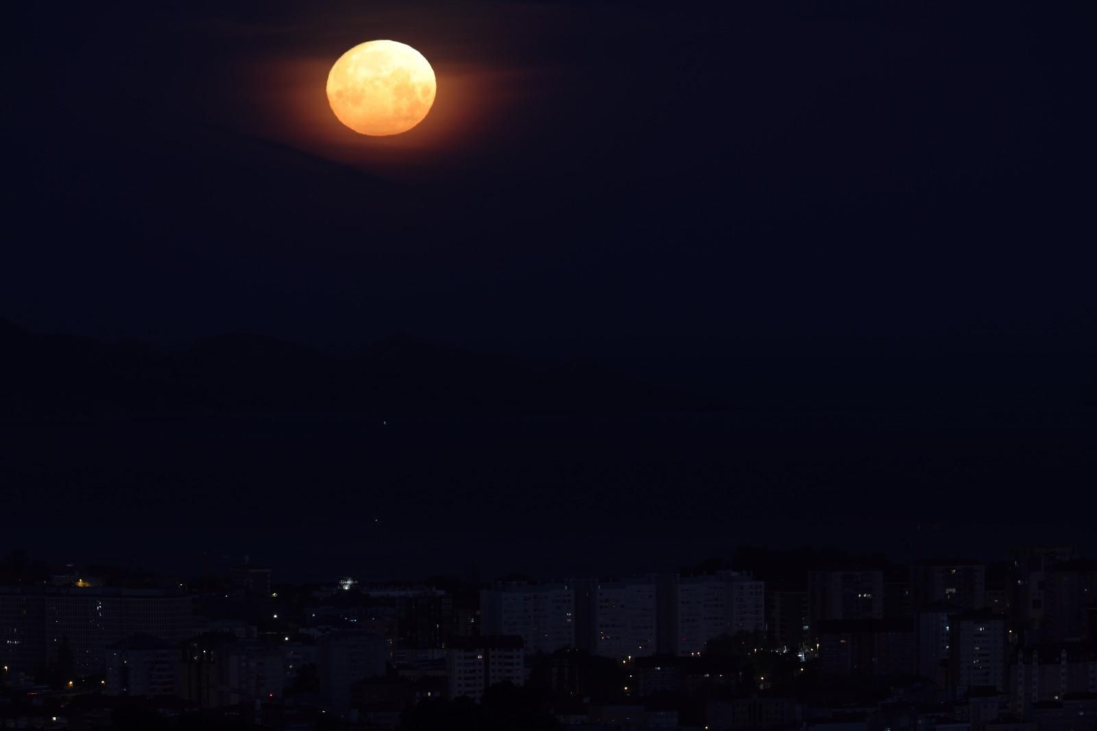 Galería | La luna rosa ilumina Vigo en la noche del despegue de Artemis II