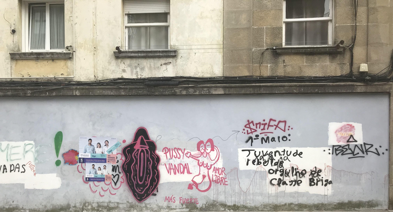 Dibujos y pintadas llenan la pared de uno de los edificios afectados por este tipo de vandalismo en calle Colombia.