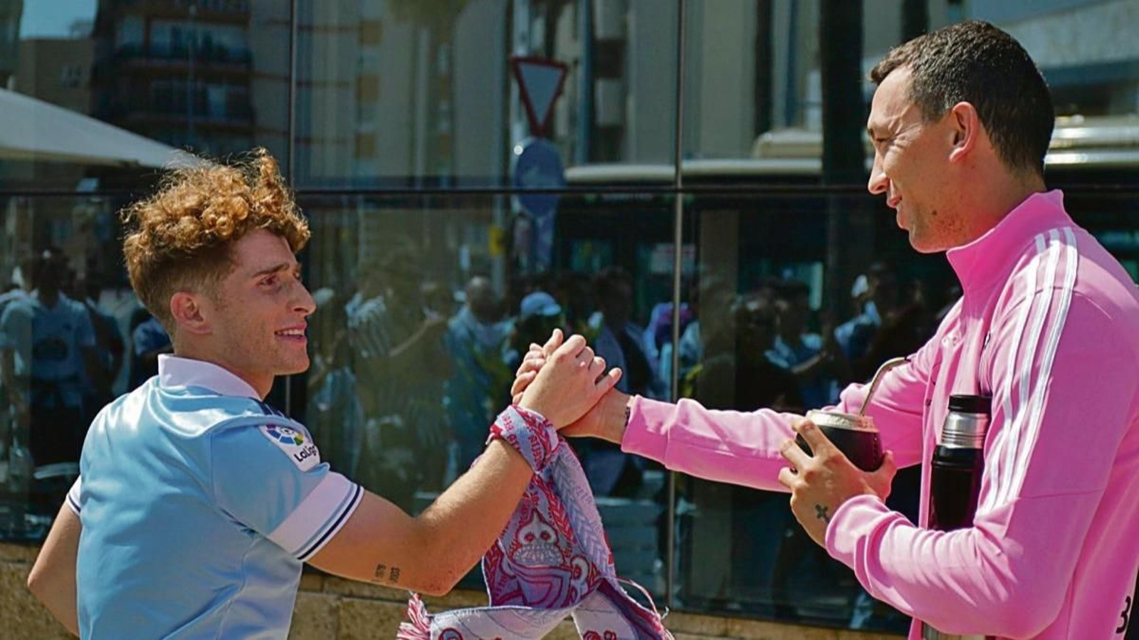 Agustín Marchesín, que acompañó al equipo pese a su lesión, saluda a un aficionado ayer en Cádiz.