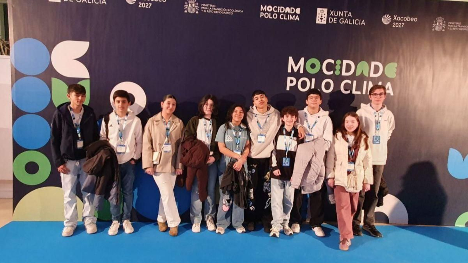 Los 10 alumnos carballiñeses que recogieron el reconocimiento.