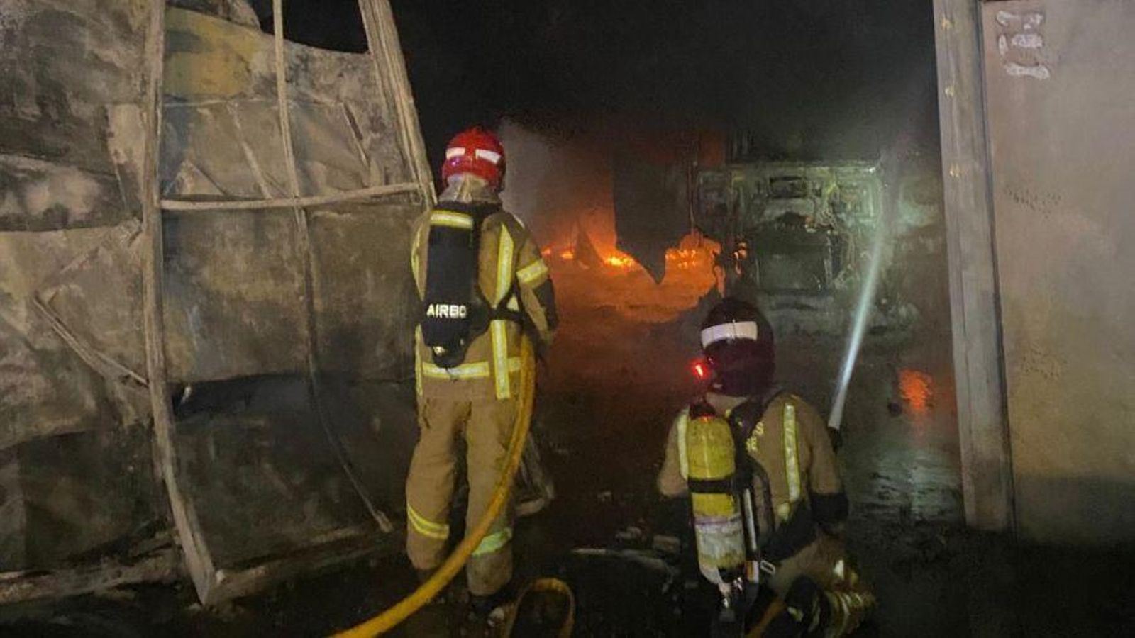 Labores de extinción en plena madrugada.