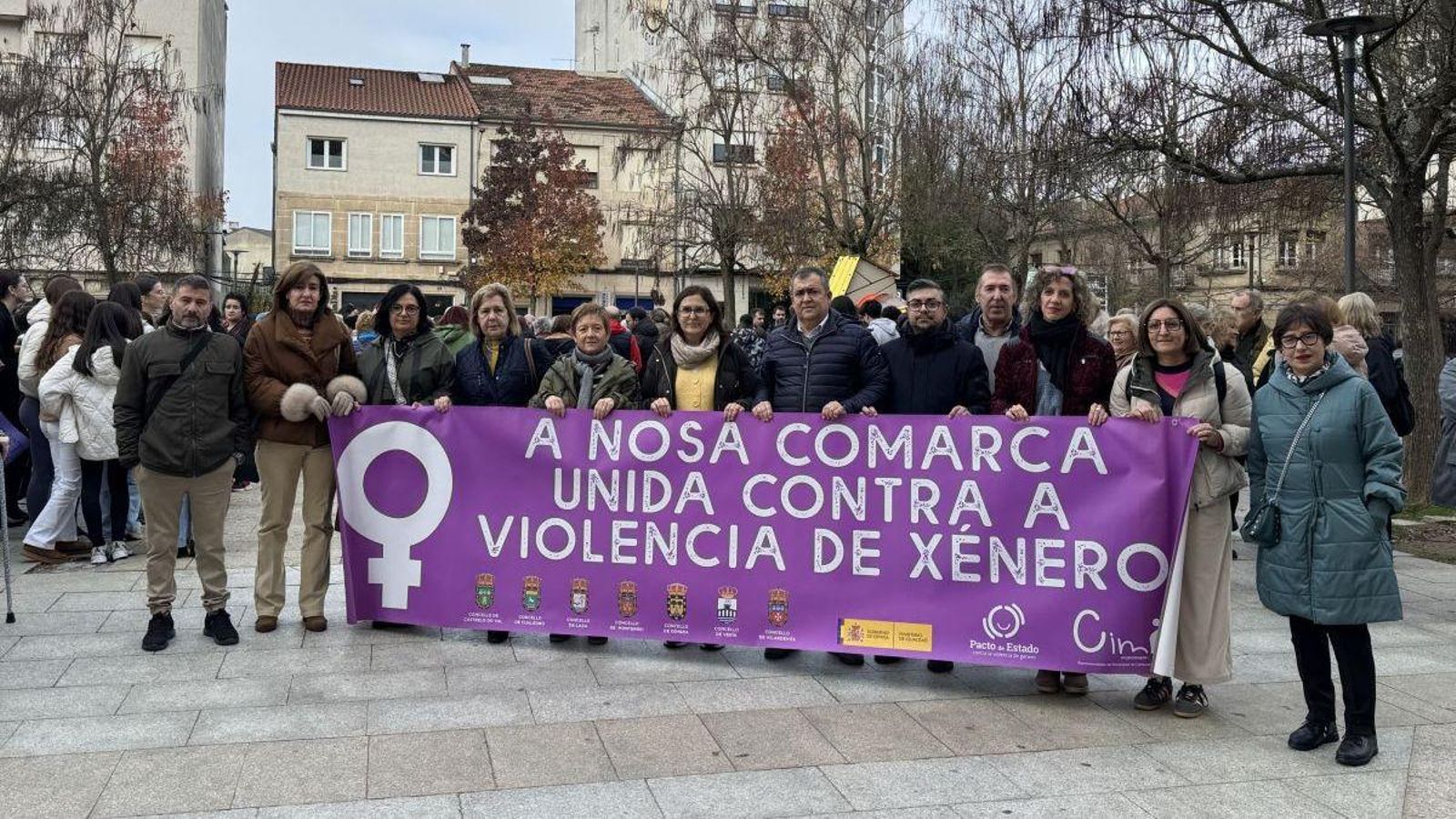 Los actos con motivo del 25-N en la comarca de Monterrei se concentraron en Verín, donde varios centenares de vecinos, representantes públicos y miembros de entidades sociales y asociaciones de la mujer recorrieron las principales arterias de la villa hasta confluir frente a los juzgados.