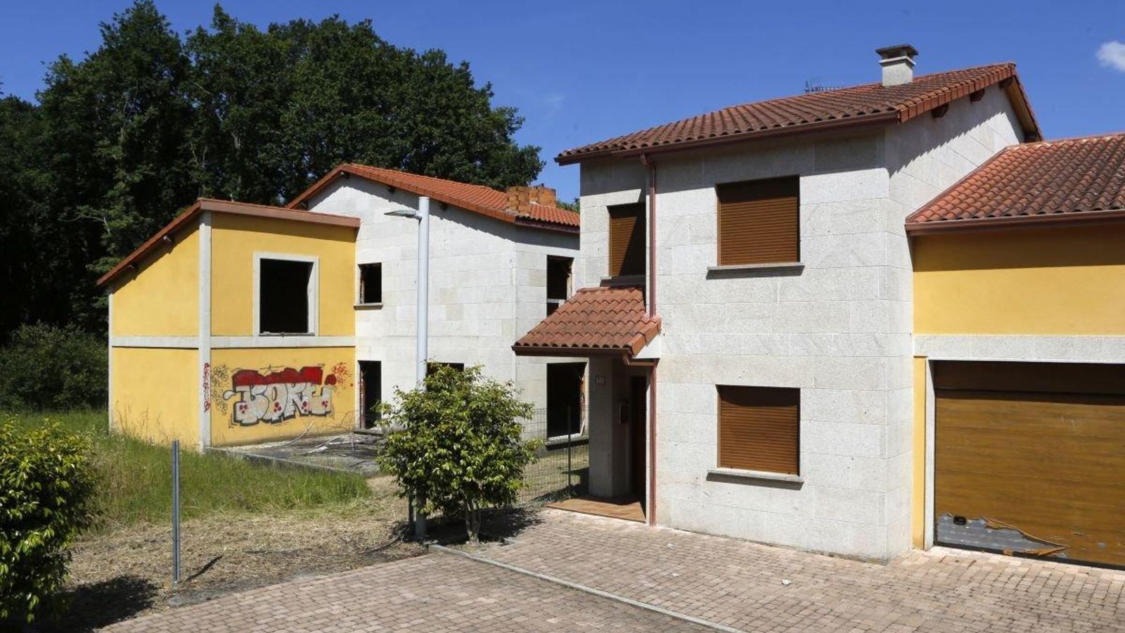 Vivienda terminada junto a otra por concluír en la zona de O Fuxón (Allariz) (Foto: Marcos Atrio).
