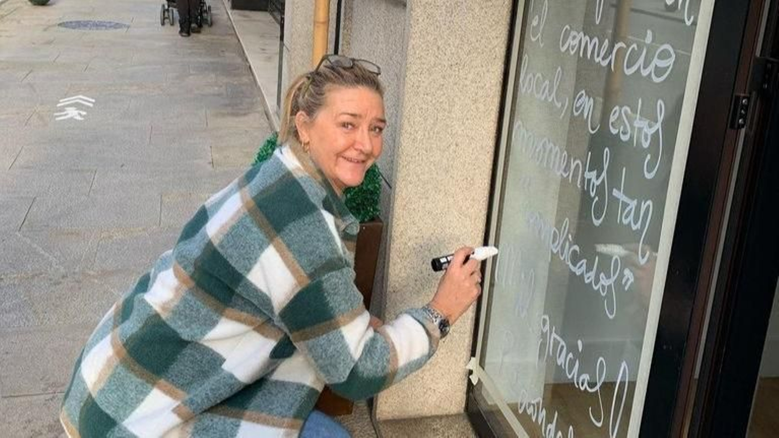 Luisa Hermida, gerente de W52, tuvo la idea de agradecer a sus clientes con una frase en el escaparate.