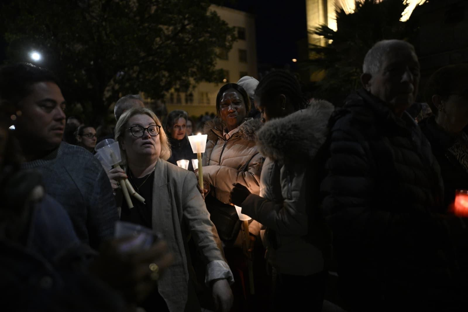 Fieles de todas las edades portaron sus antorchas y velas encendidas en señal de promesa, agradecimiento y fe.