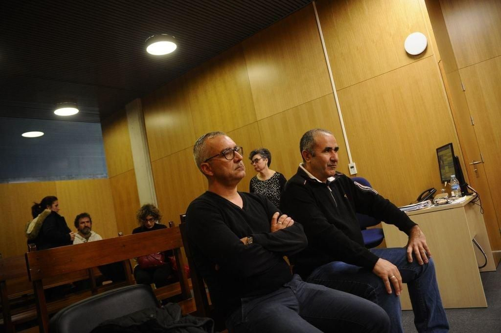 Costas, junto a otro acusado al que retiraron los cargos, ayer en el Penal 2 de Ourense.