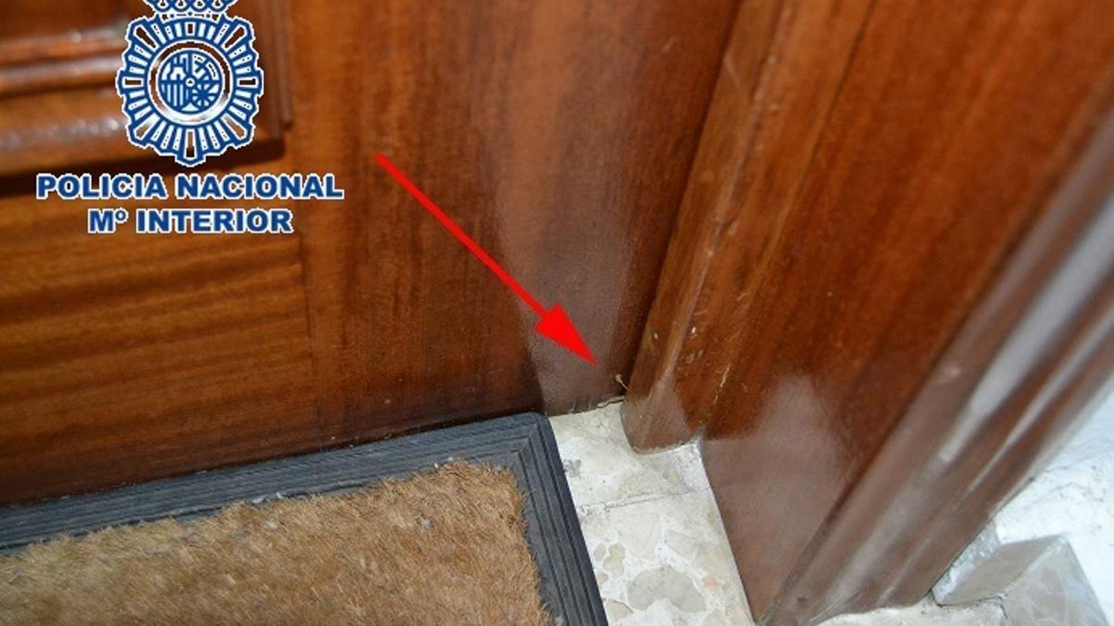 Un ejemplo en una puerta de un hilo de silicona.