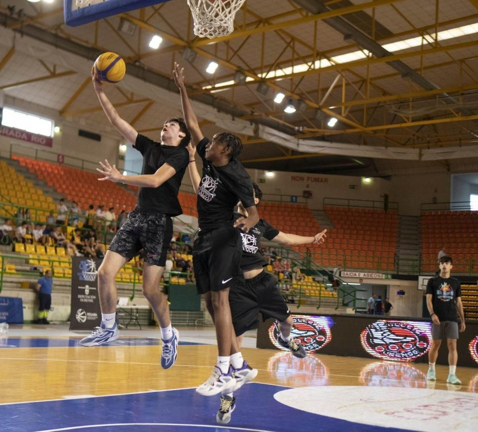 Entrada a canasta en uno de los partidos en la central del Pazo.