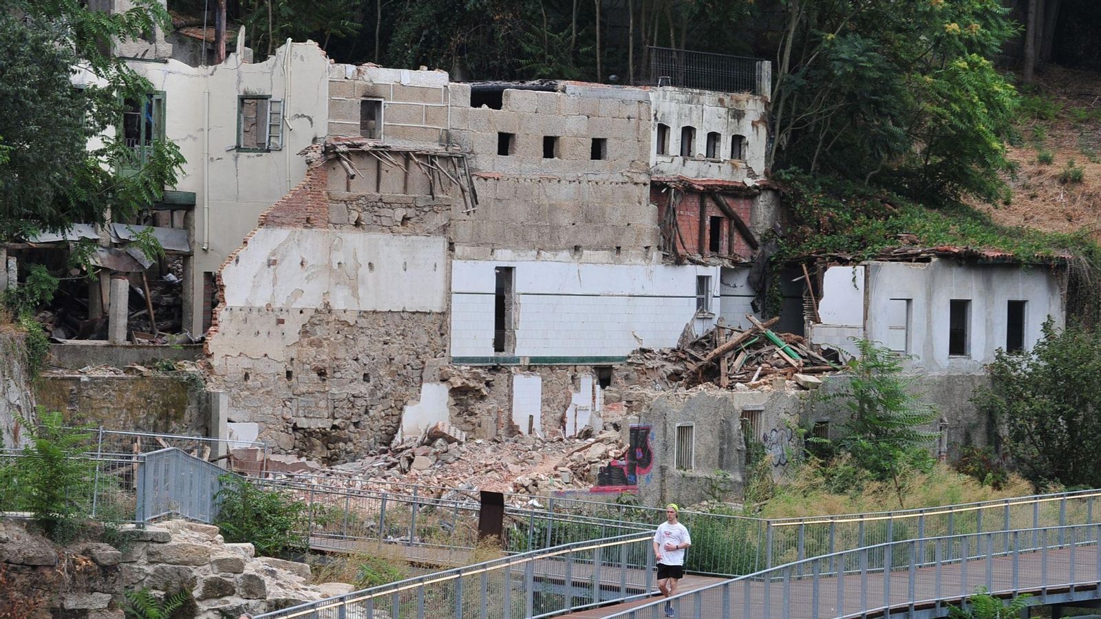 El estado del edificio tras parar de nuevo los trabajos.