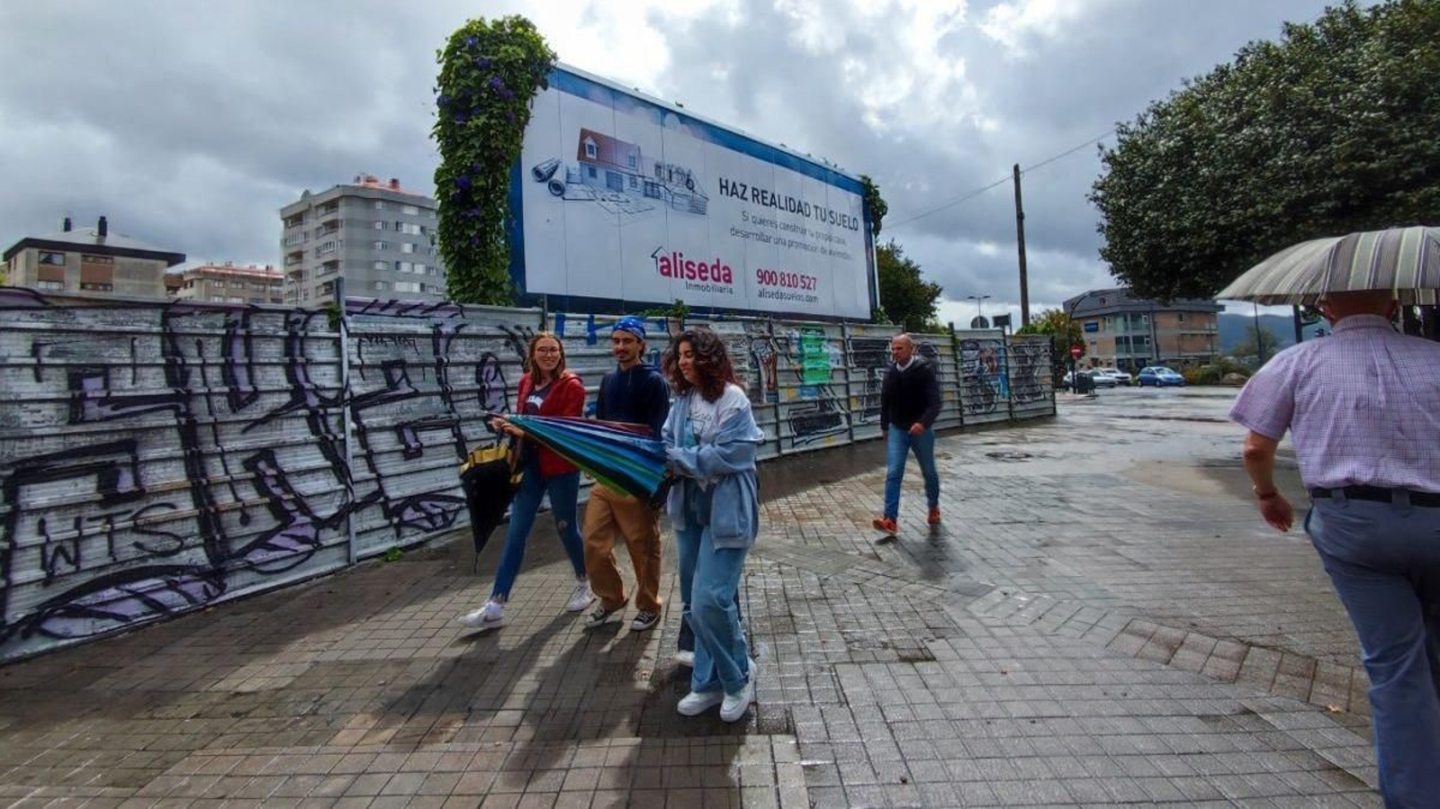 La parcela ocupa un lugar central, en la plaza de España, entre las calles Puerto Rico y Pizarro. Las vallas llevan 40 años tapando los terrenos.