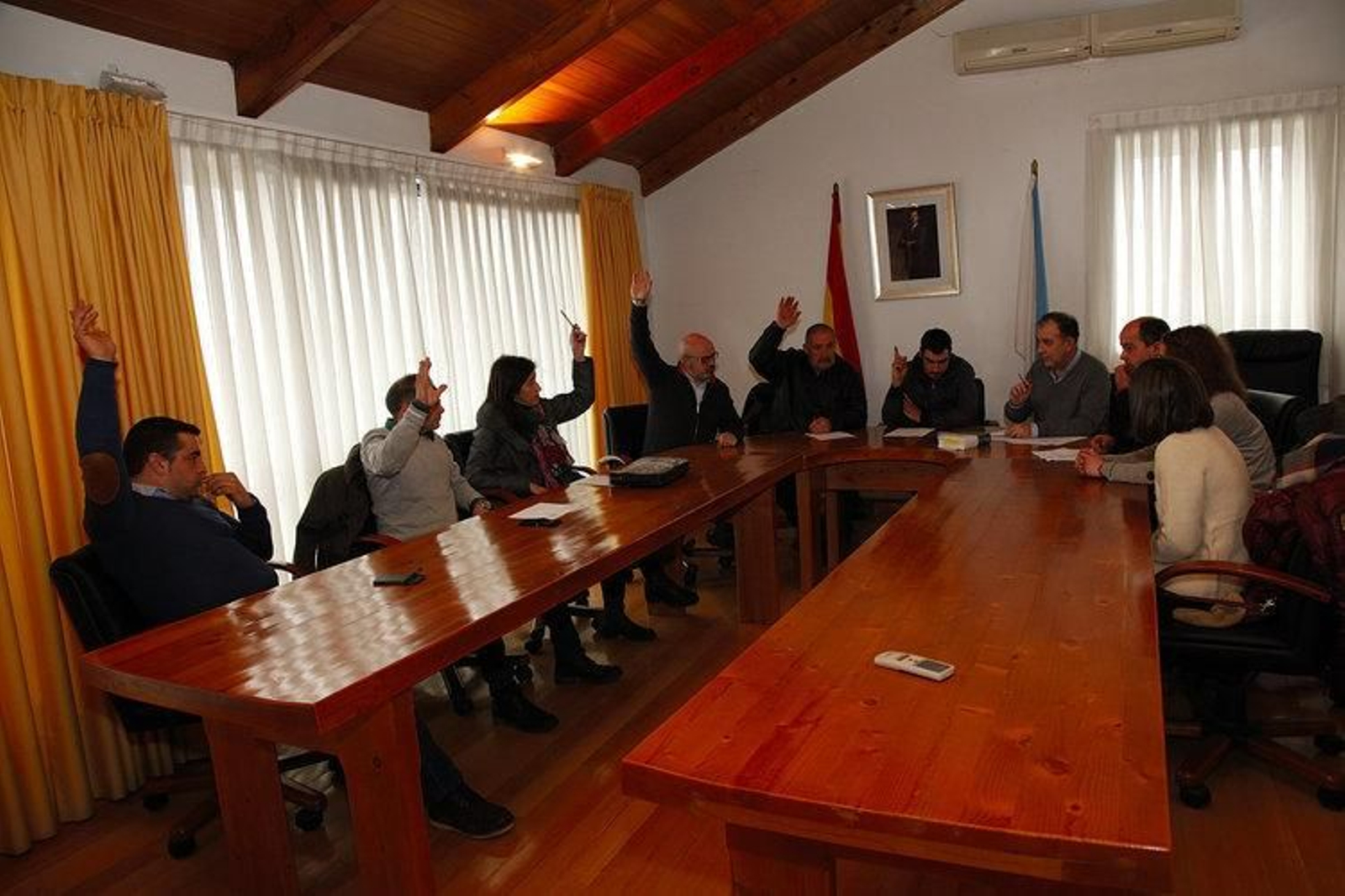 Momento de la votación para la elección de José María Lago como nuevo alcalde de A Gudiña.