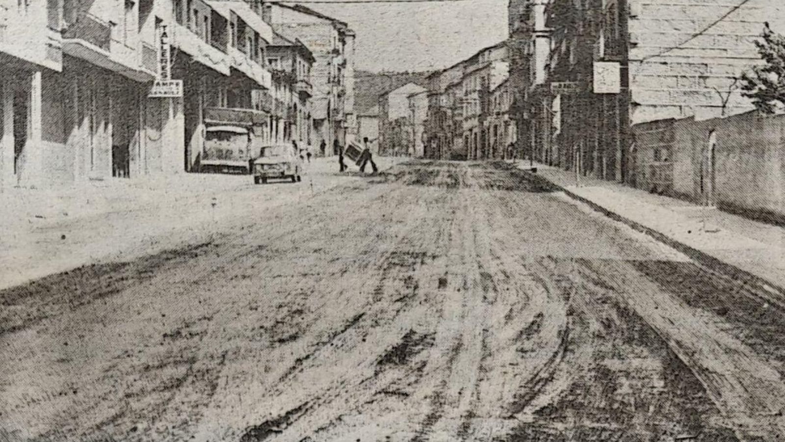 Obras de asfaltado en la avenida de Santiago.