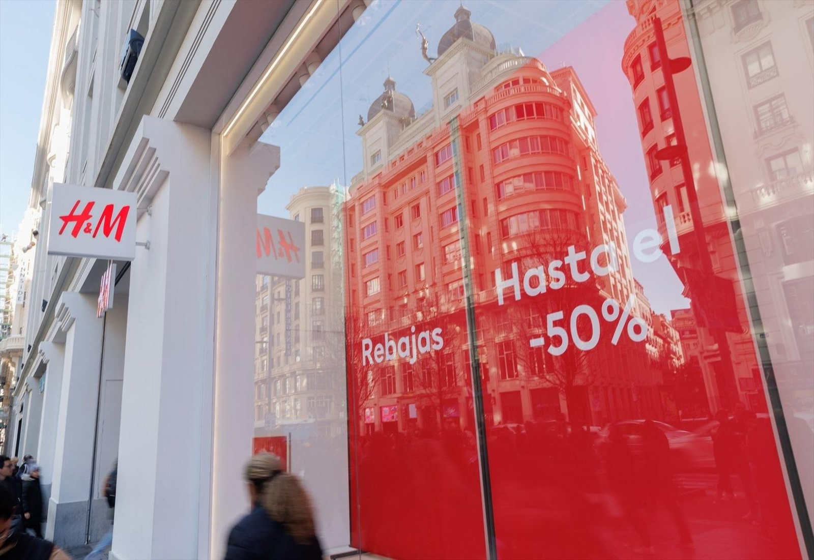 Un cartel de promoción del 50% en una tienda de H&M. // EP