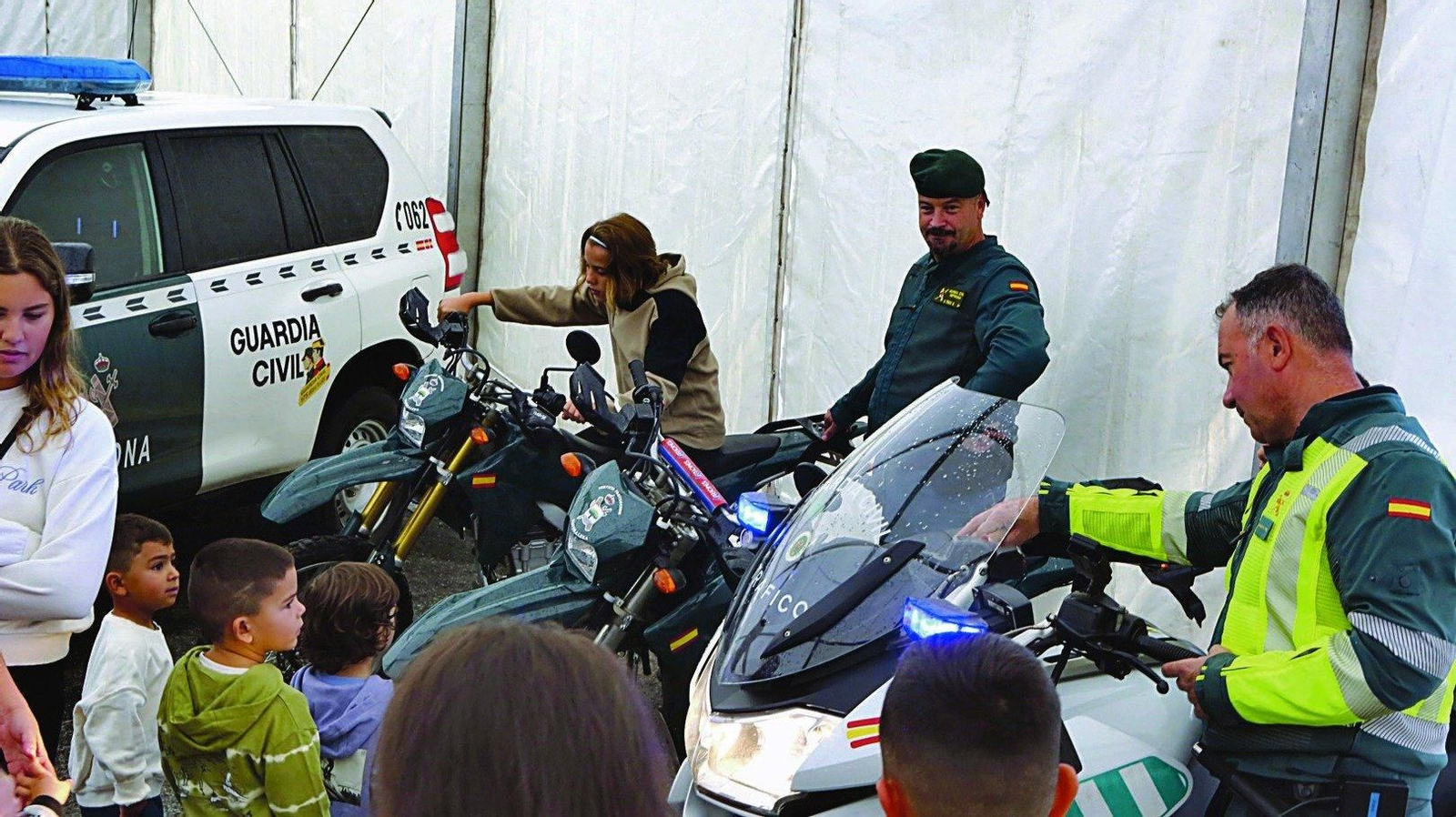 Efectivos da Garda Civil amosando os seus vehículos aos máis novos, onte en Xinzo (foto: Marcos Atrio).