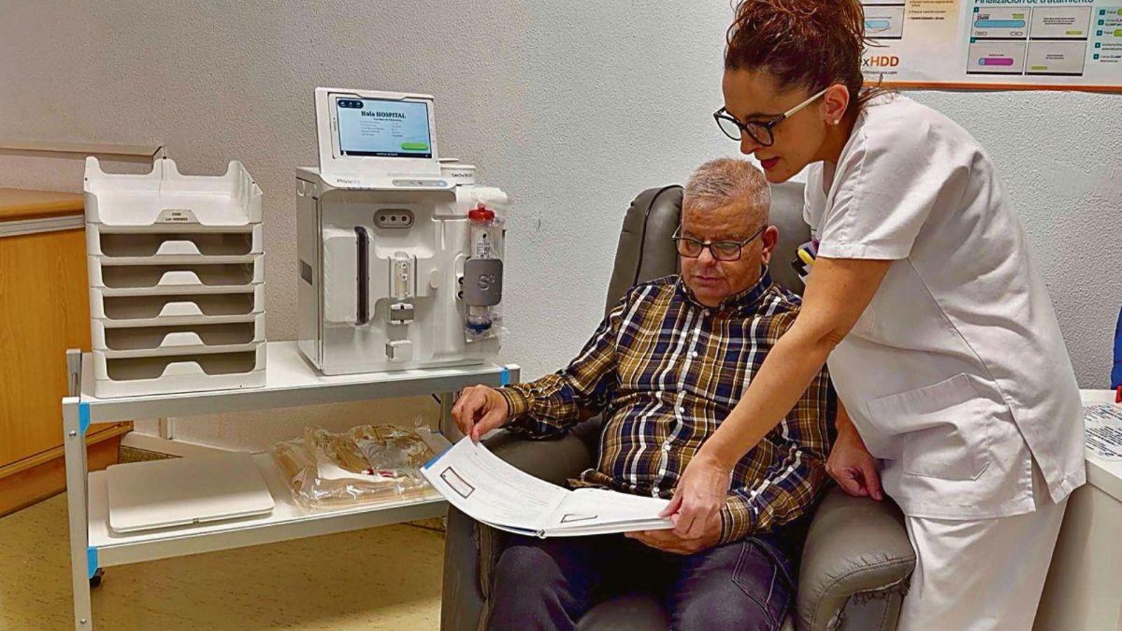 Lidia Queija ayuda en la formación a Juan José de la Fuente.