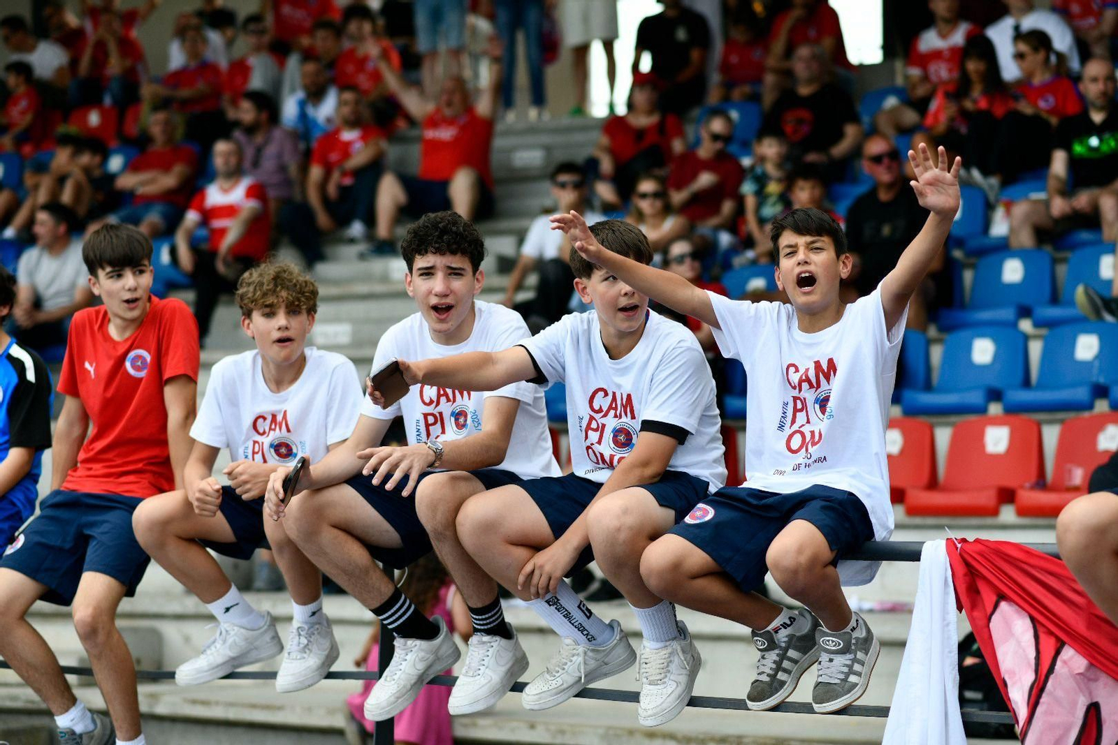 Galería | La UD Ourense quiere llegar a Primera Federación y la afición se vuelca con el equipo en O Couto