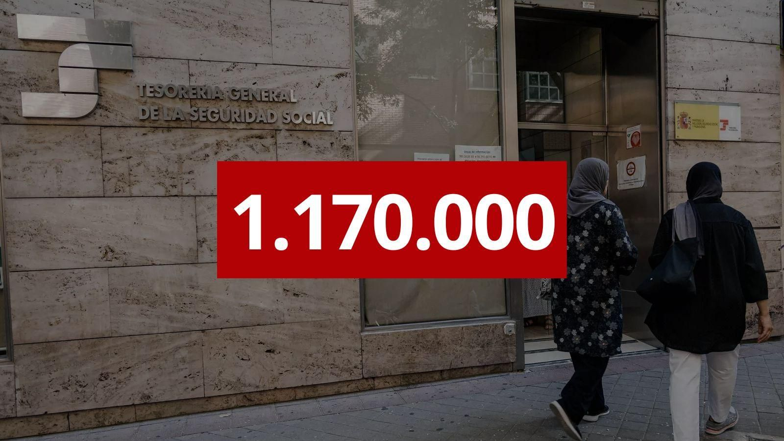 Varias personas migrantes esperan en el exterior de una oficina de la Seguridad Social