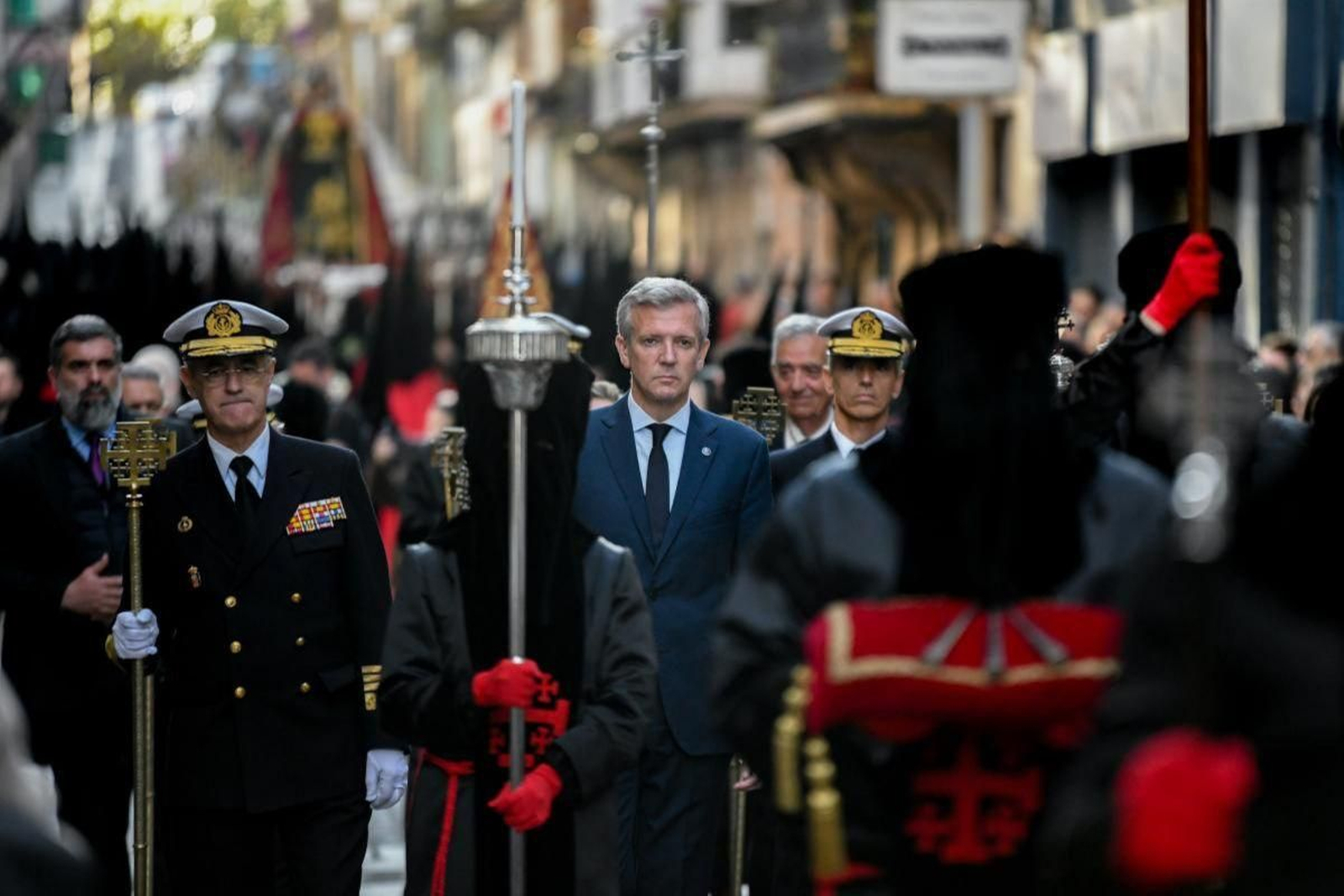 Alfonso Rueda, el pasado jueves durante una procesión en Ferrol.