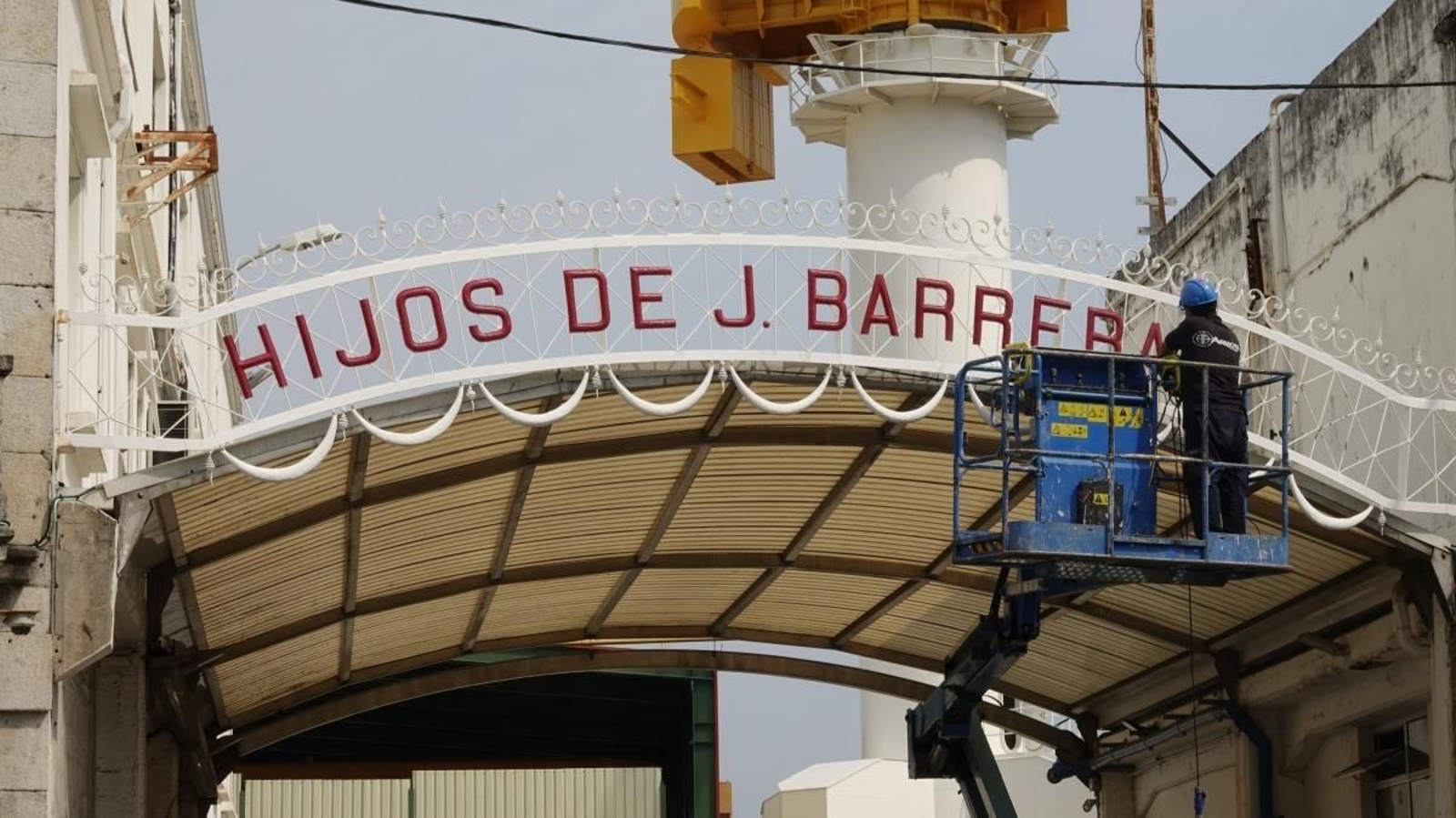 Un operario retirando ayer el nombre Hijos de J. Barreras a la entrada del astillero.