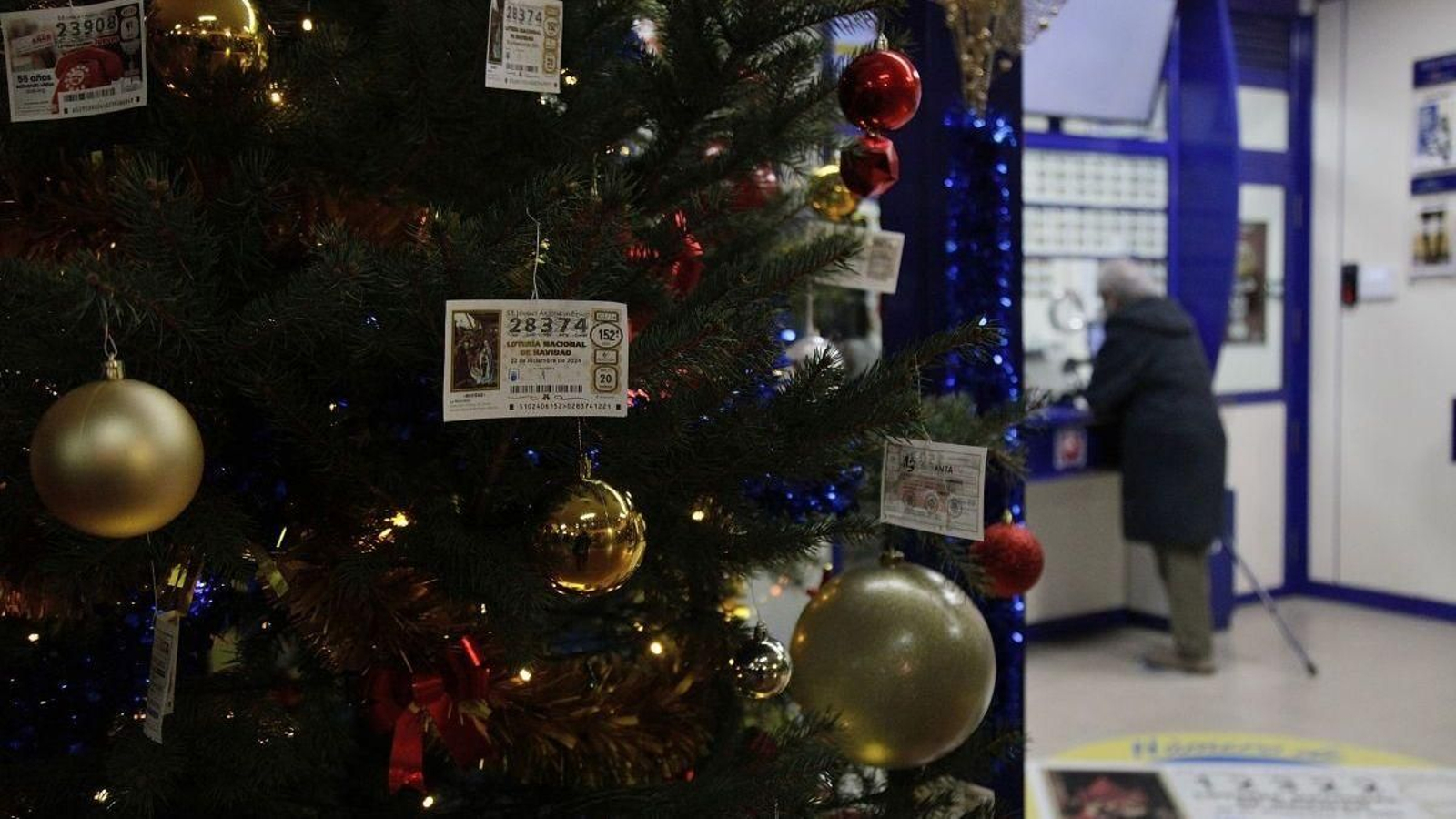 Un ourensano comprando su décimo para el sorteo de Navidad, en una administración de la ciudad.