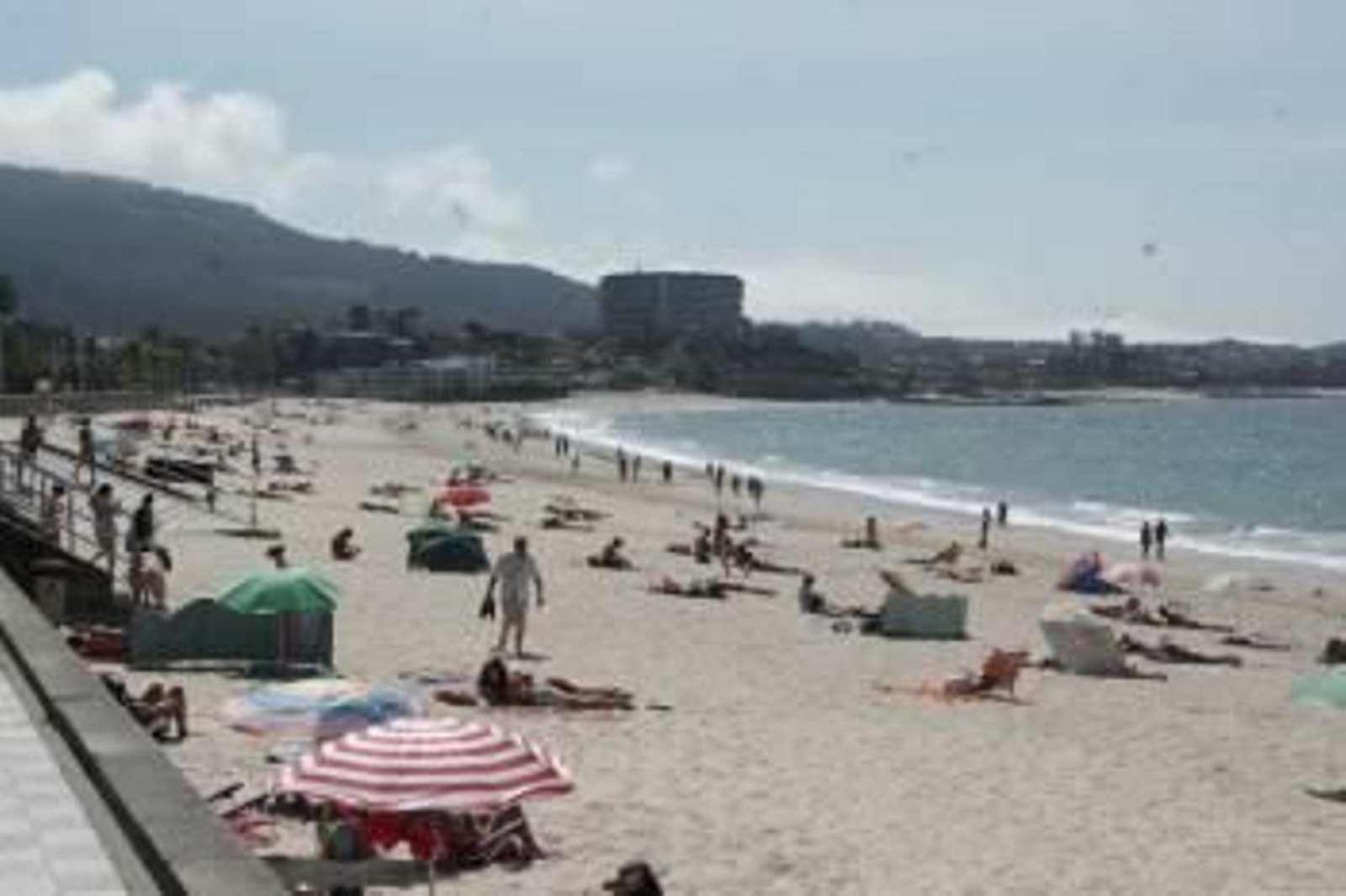 Buenas temperaturas y cielos despejados, durante el día de ayer en Samil. (Foto: VICENTE ALONSO)