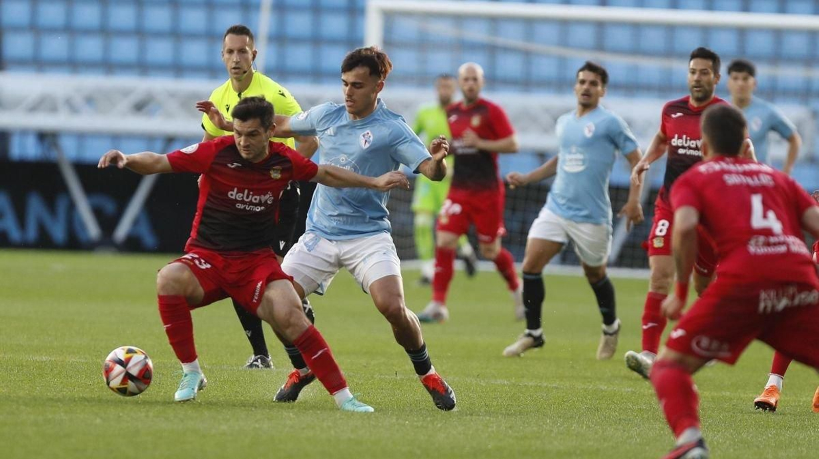 El céltico Miguel Román trata de frenar a Galindo en el partido disputado ayer en el estadio de Balaídos.