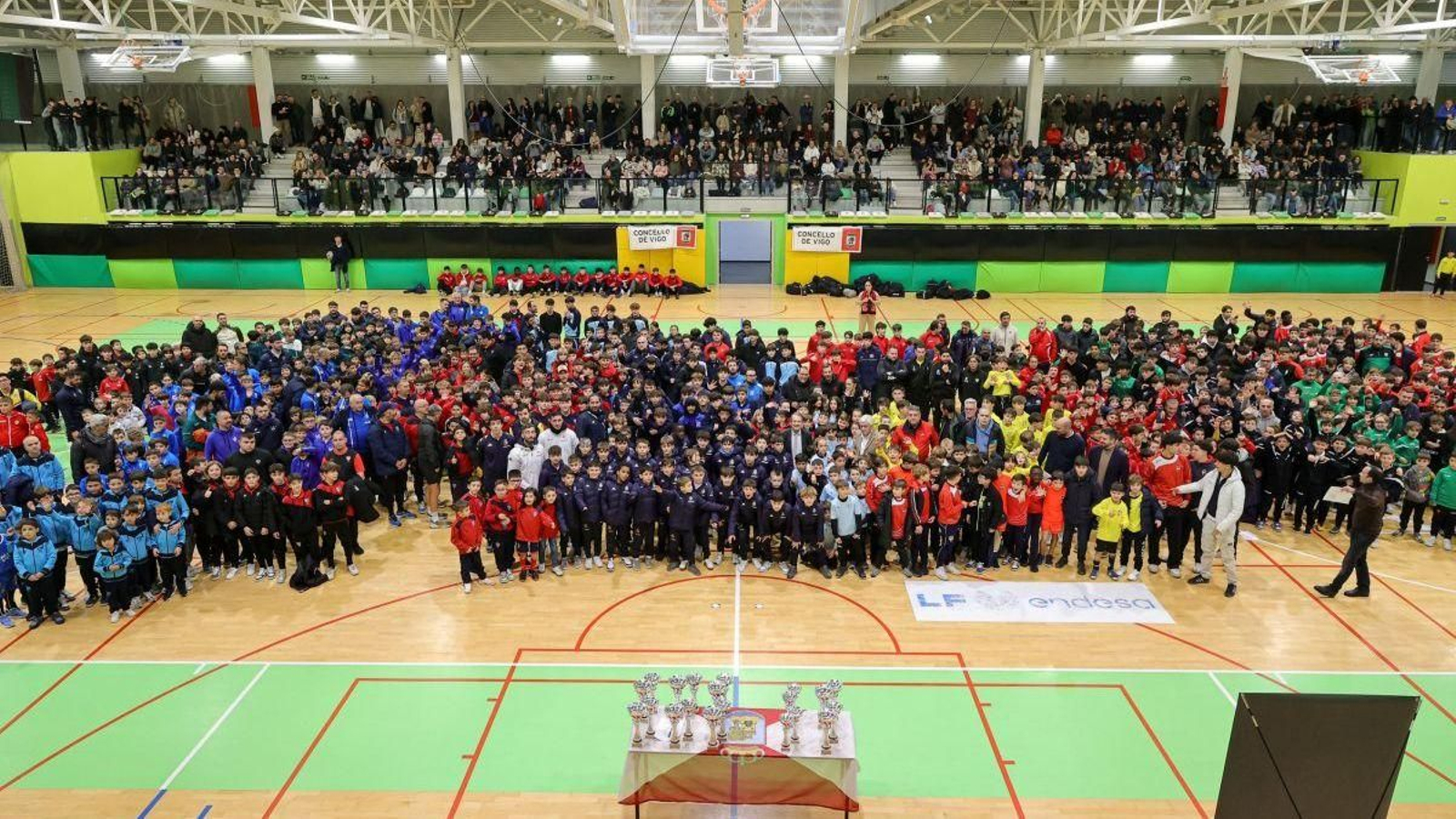 La entrega de trofeos se celebró a cubierto, en el pabellón de Navia, y se llevó a cabo una fotogafía de familia multitudinaria con todos los premiados del Torneo de Nadal.