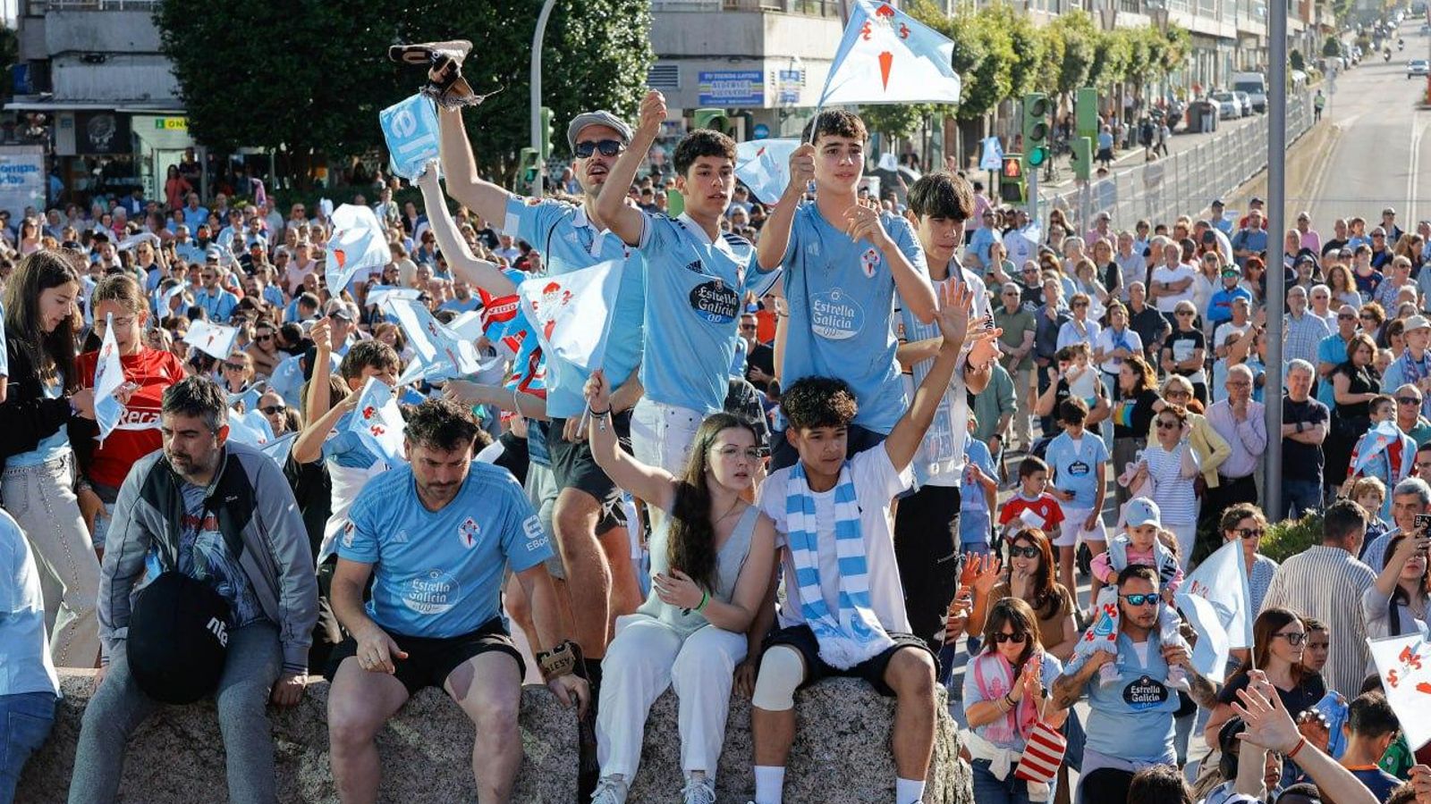 Galería | Fiesta celeste en Vigo por la vuelta del Celta a Europa